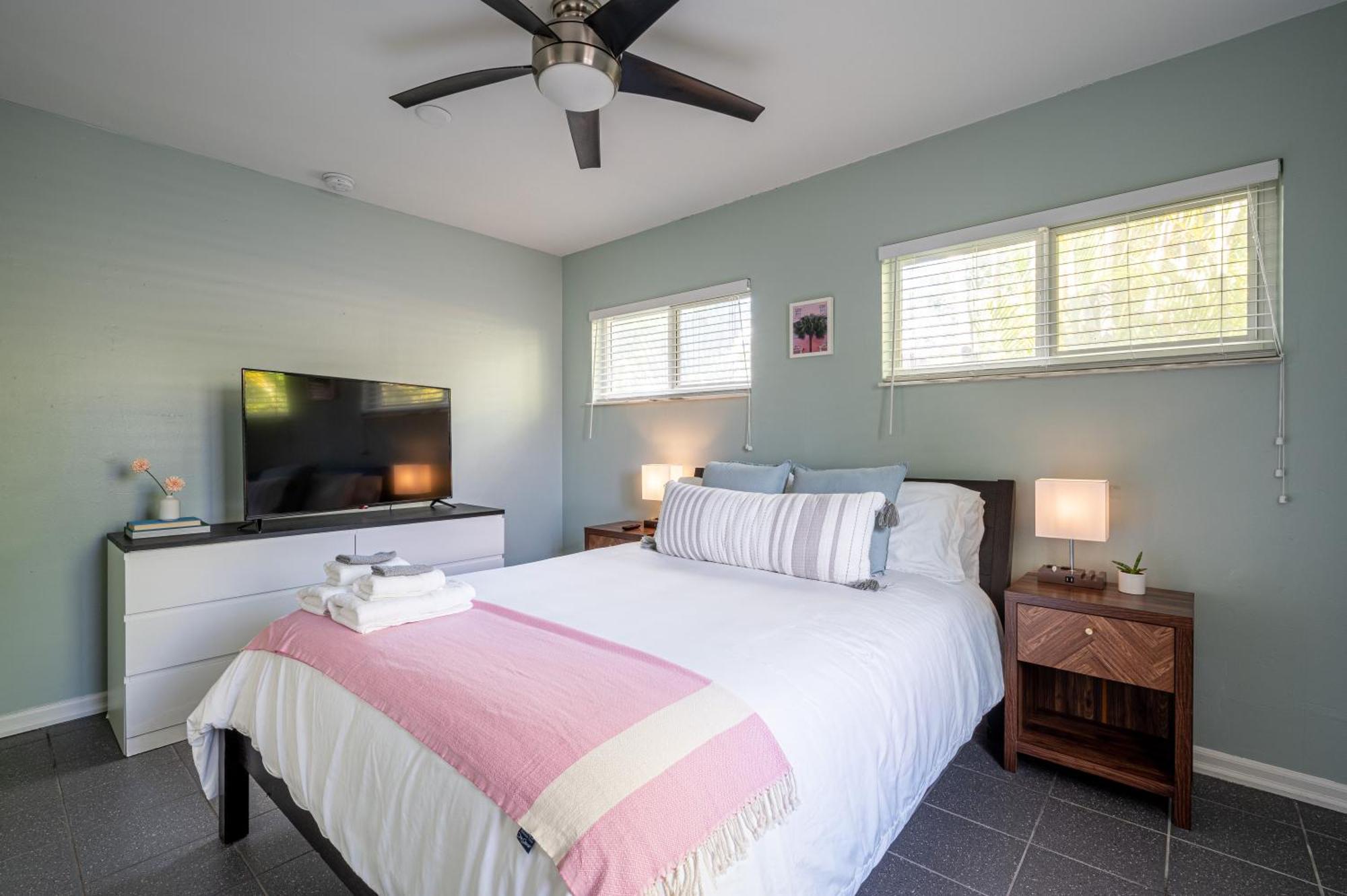 Bright: Tropical Retreat - Ridge - East Sunrise Blvd Apartment *