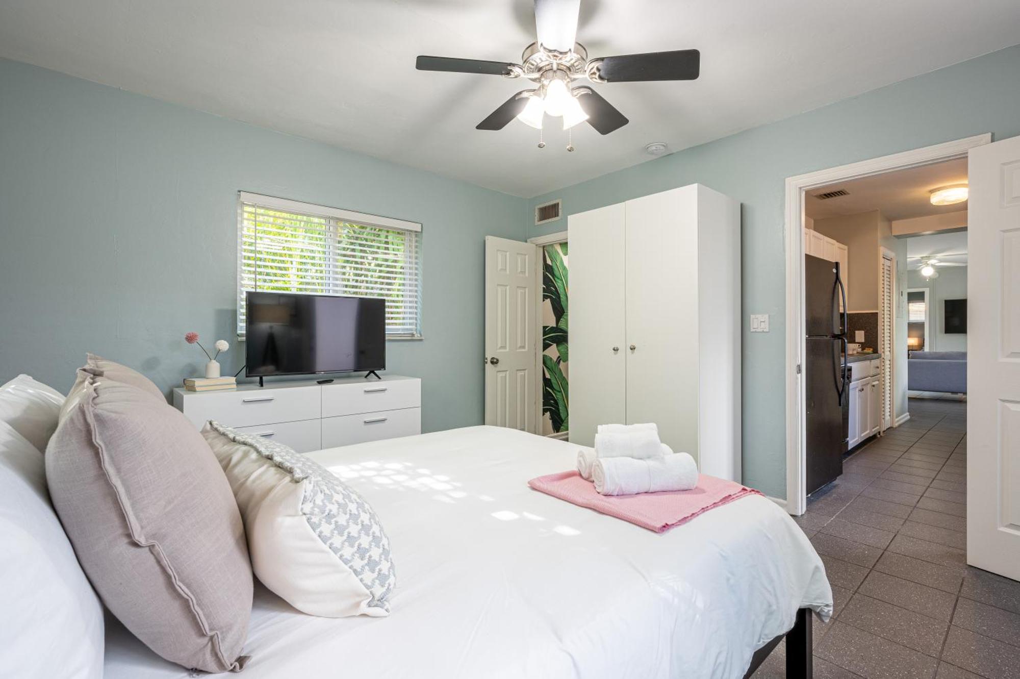 Bright: Tropical Retreat - Ridge - East Sunrise Blvd *