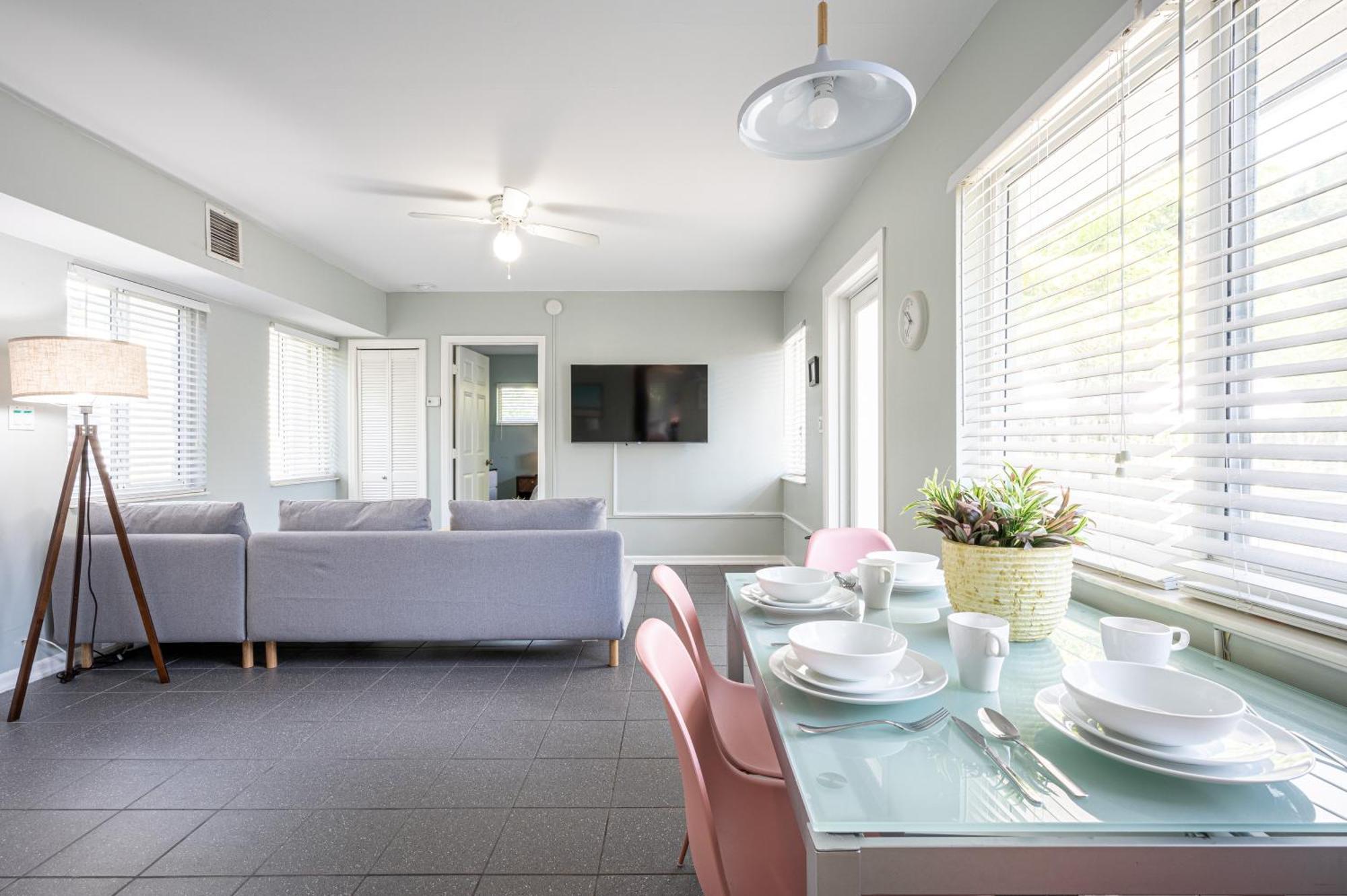 Bright: Tropical Retreat - Ridge - East Sunrise Blvd *