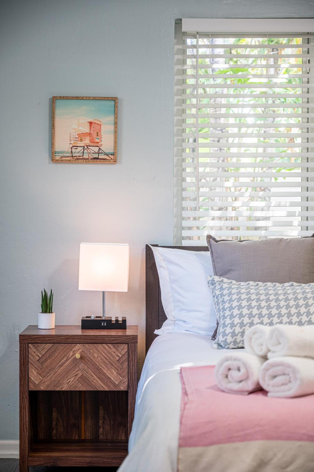 Bright: Tropical Retreat - Ridge - East Sunrise Blvd Apartment *