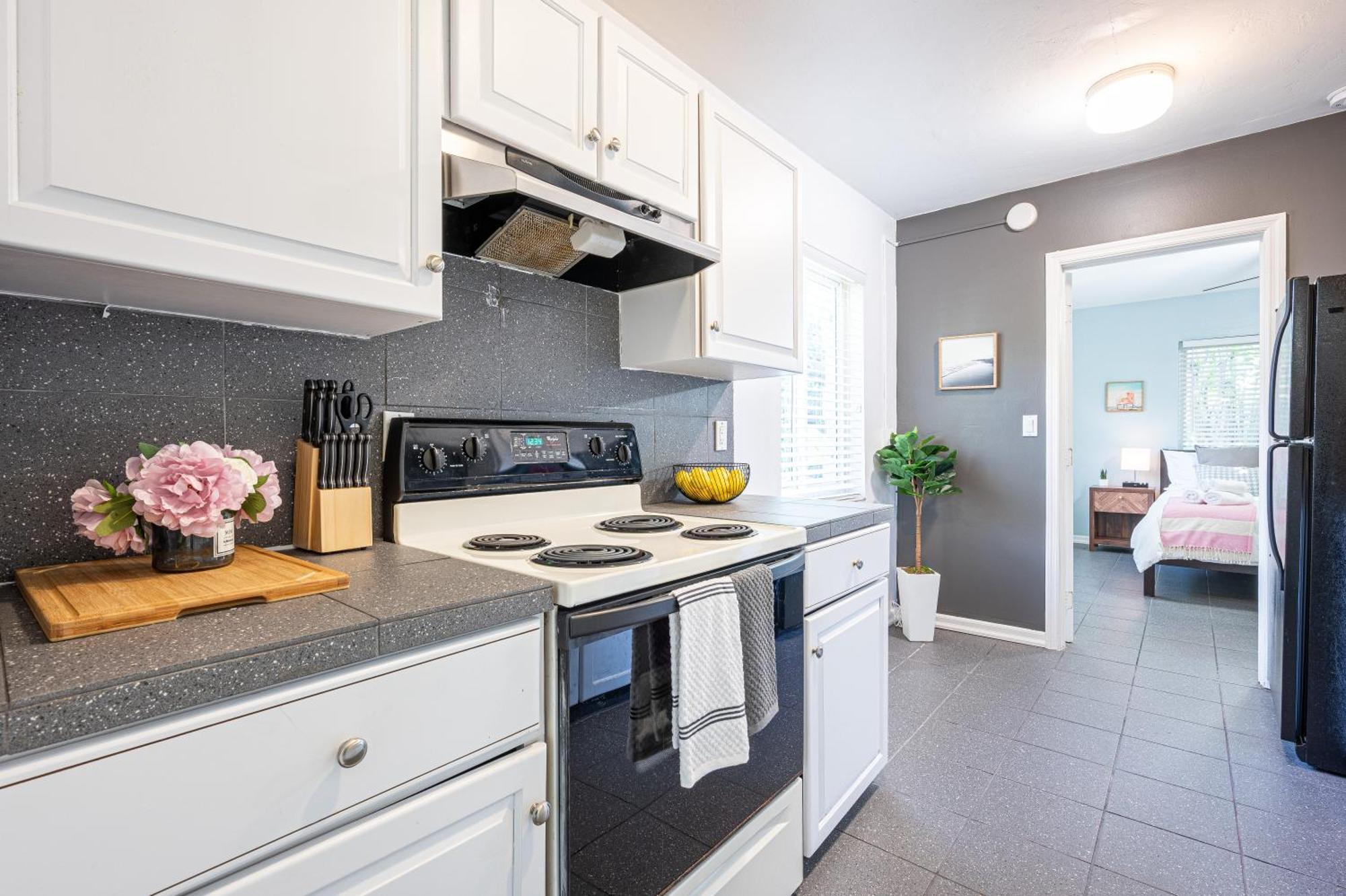 Apartment Bright: Tropical Retreat - Ridge - East Sunrise Blvd *