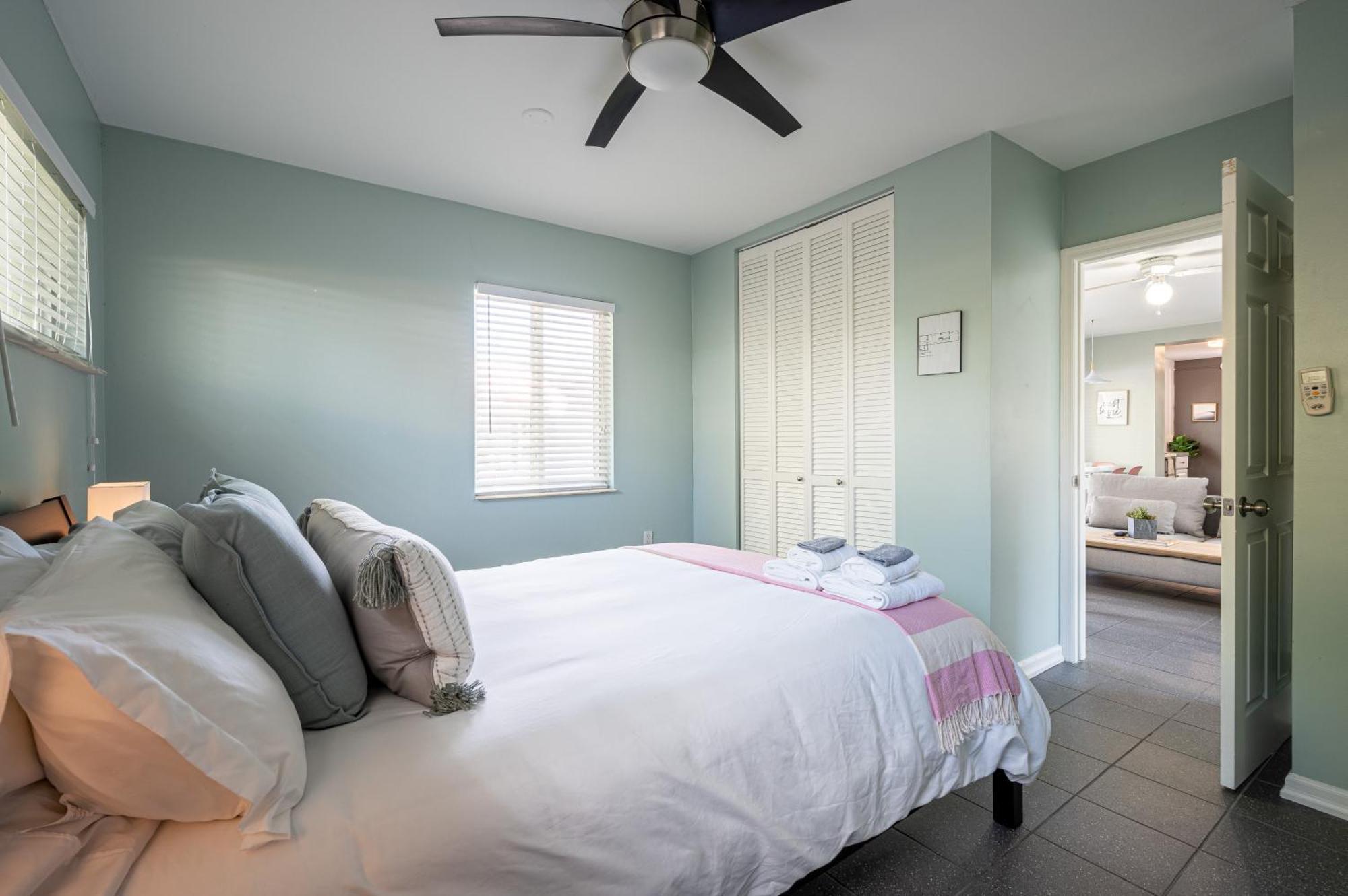 Bright: Tropical Retreat - Ridge - East Sunrise Blvd