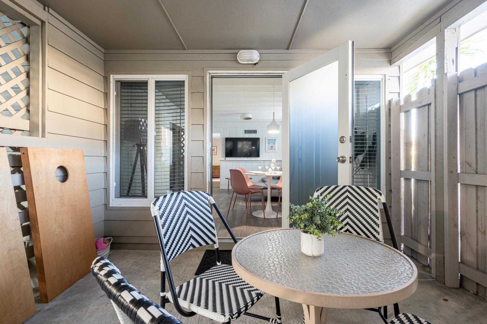 Apartment Bright: Tropical Retreat - Ridge - East Sunrise Blvd