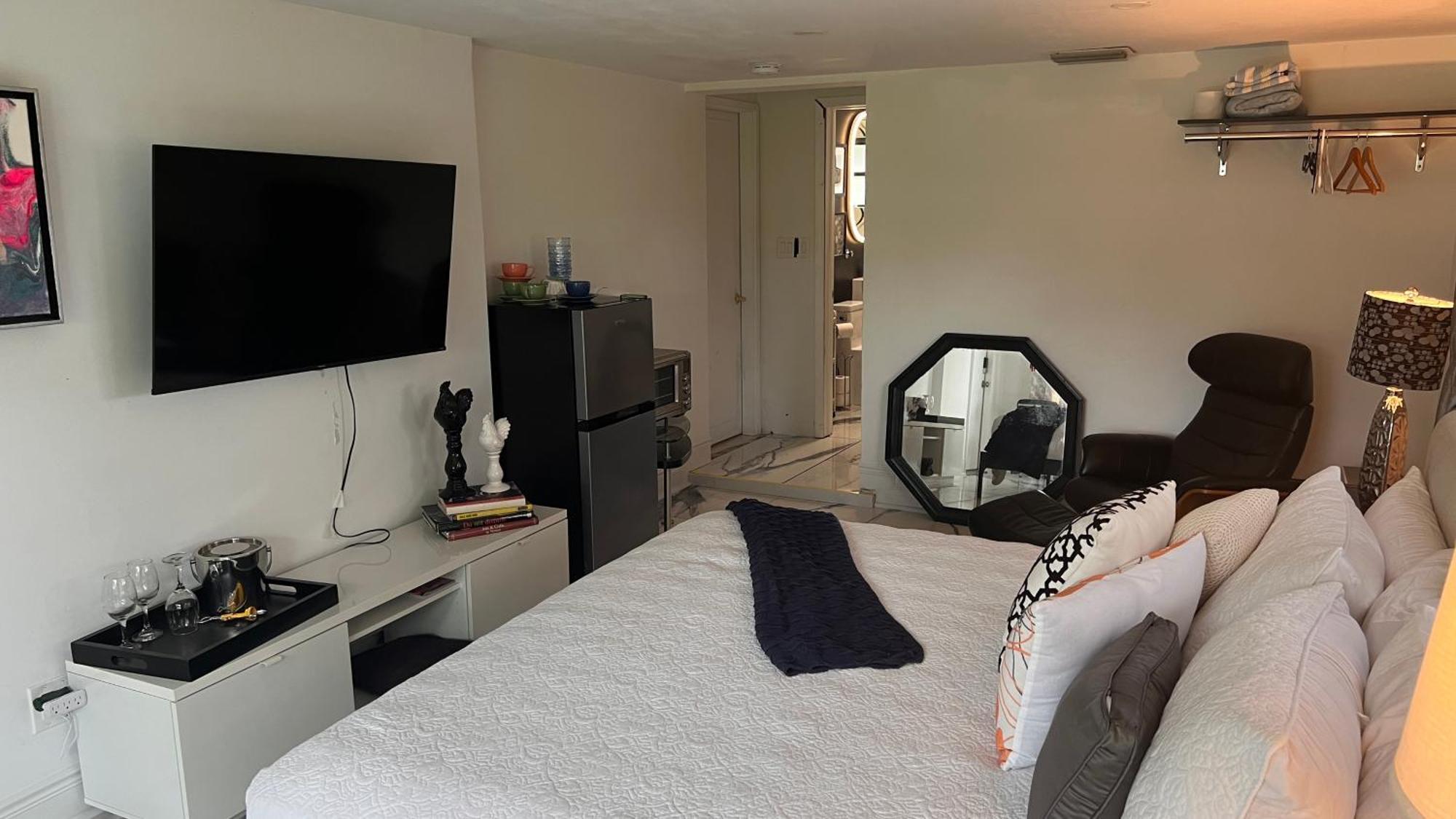 Paradise Gardens-wilton Manors- Male Only