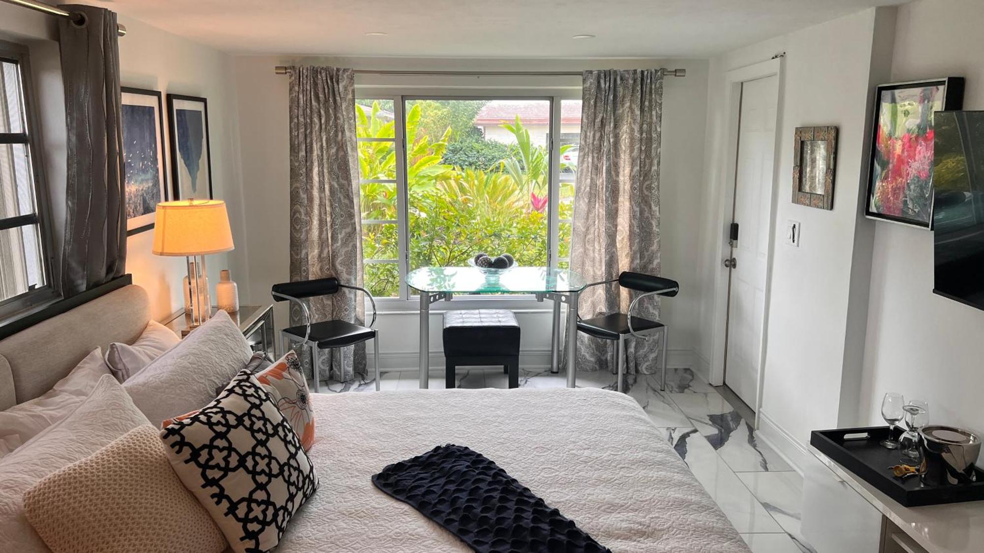 Paradise Gardens-wilton Manors- Male Only Guest house *