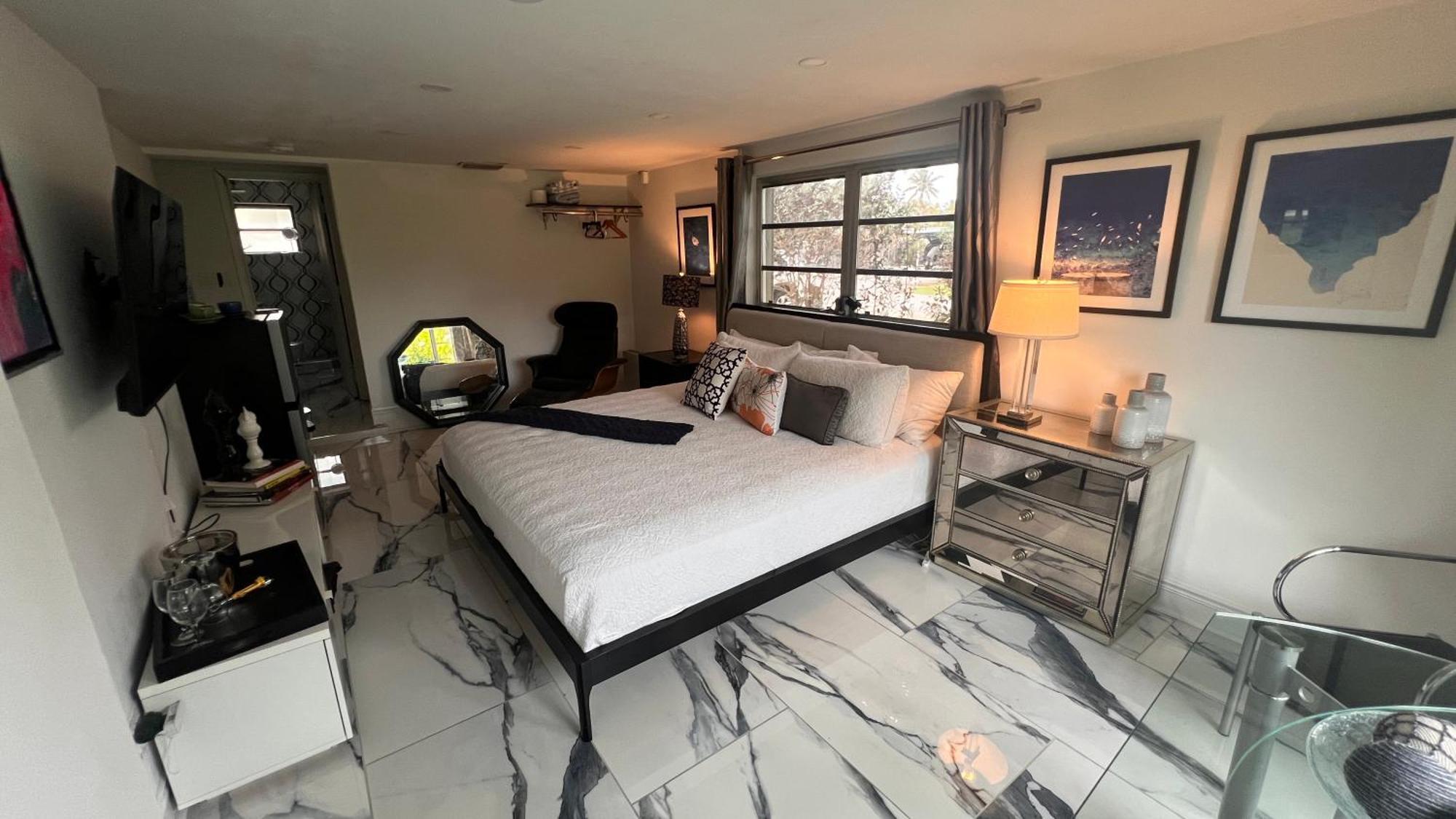 Paradise Gardens-wilton Manors- Male Only Guest house