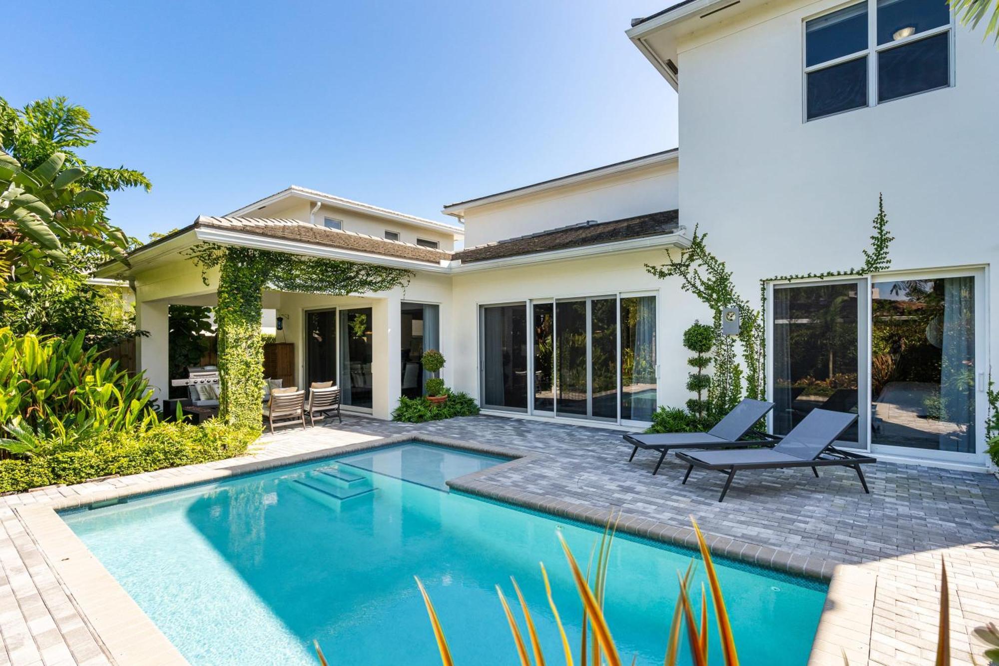 Magnolia-with Heated Pool-by Viac