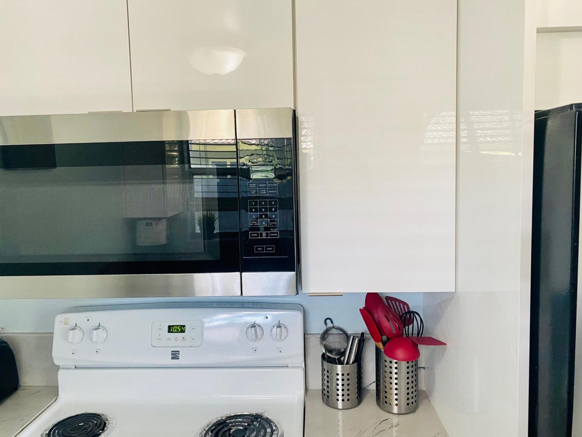 One Bedroom Apt With Private Patio Near Beach *