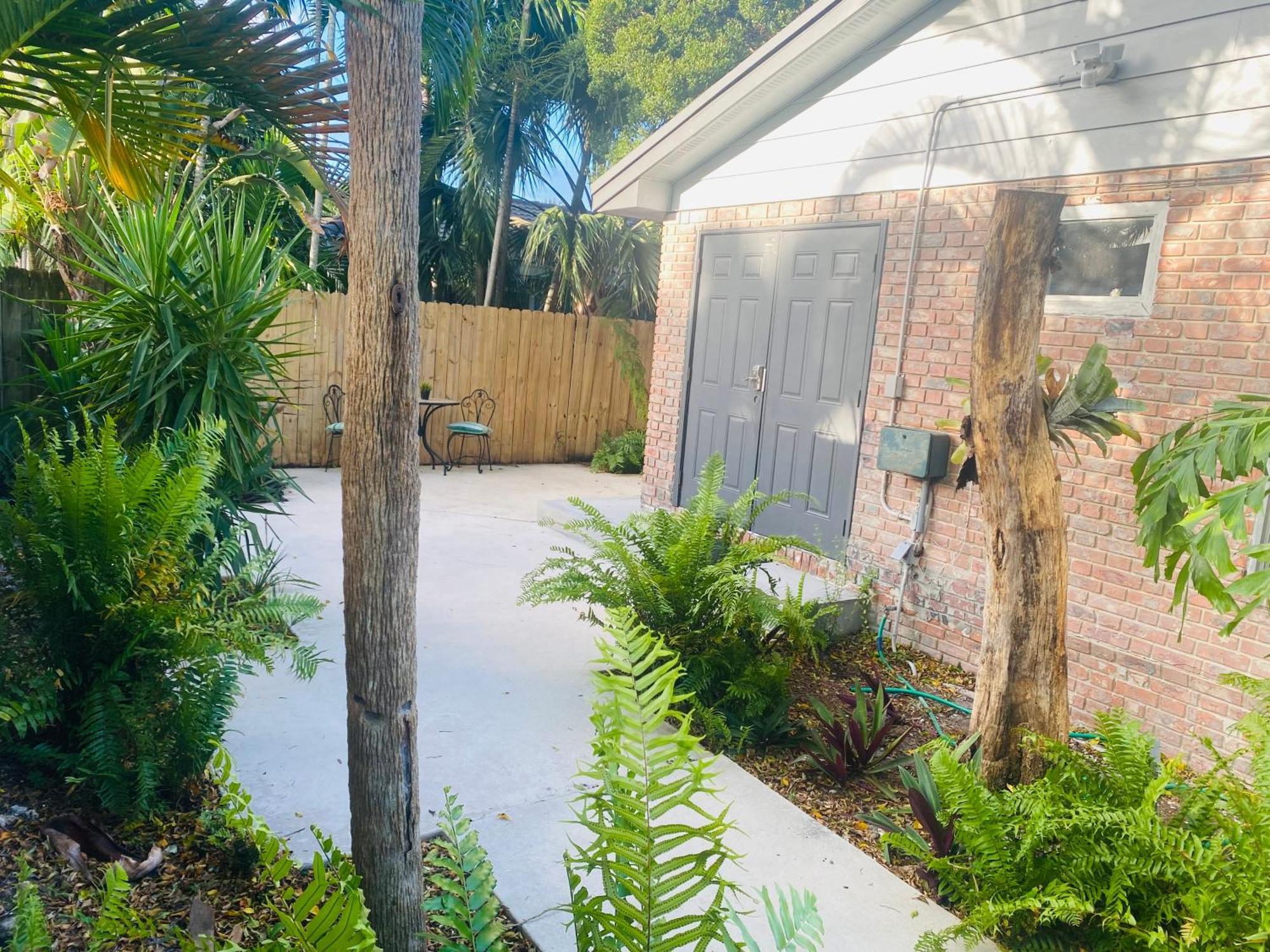Apartment One Bedroom Apt With Private Patio Near Beach *