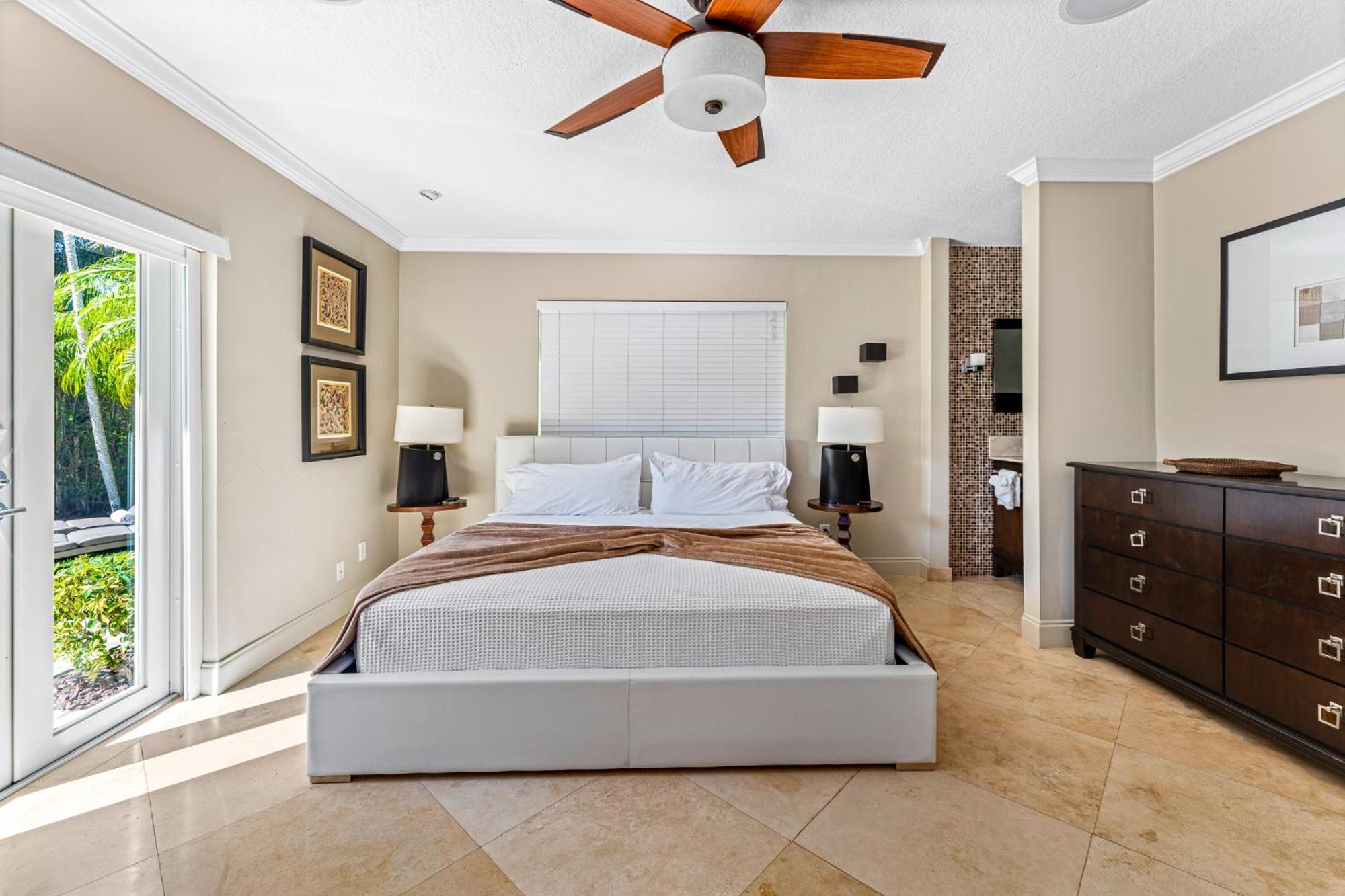 Gorgeous 3br2ba In Lbts- Walk To The