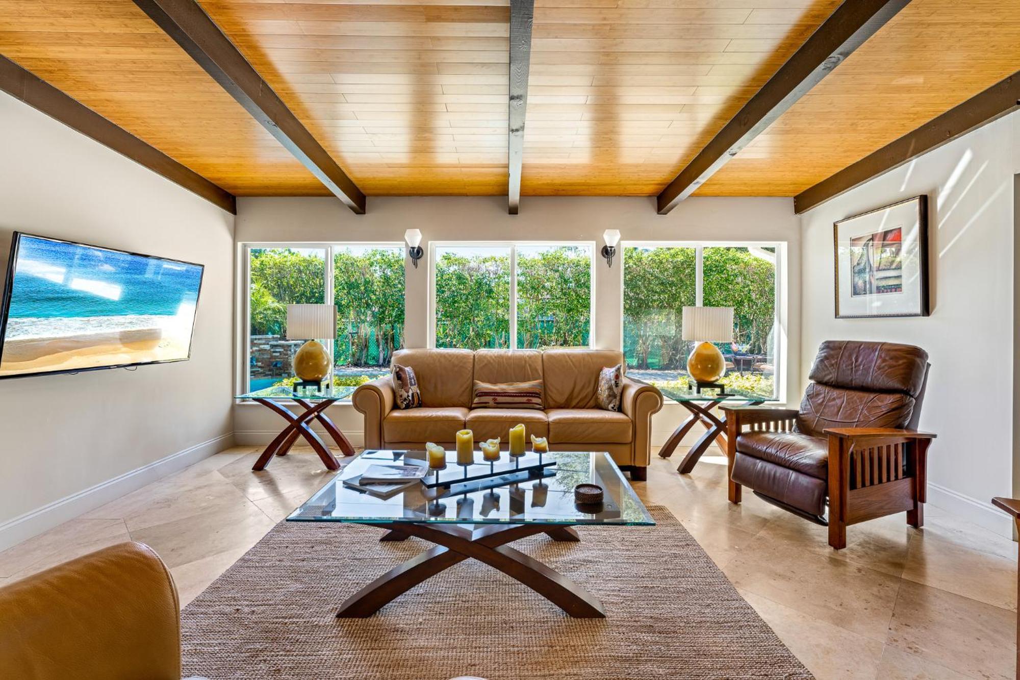 Gorgeous 3br2ba In Lbts- Walk To The Holiday home Fort Lauderdale
