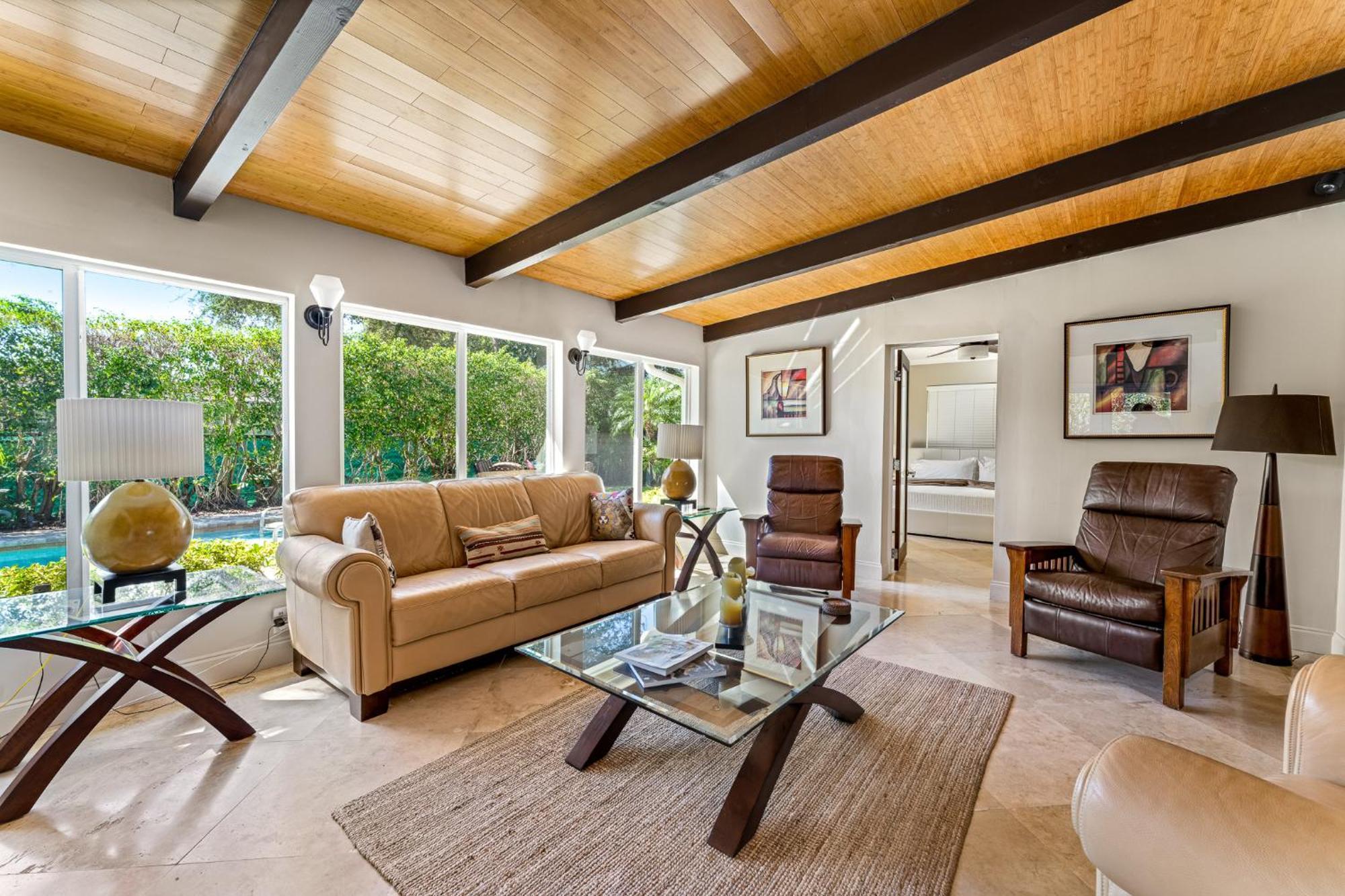 Gorgeous 3br2ba In Lbts- Walk To The Holiday home