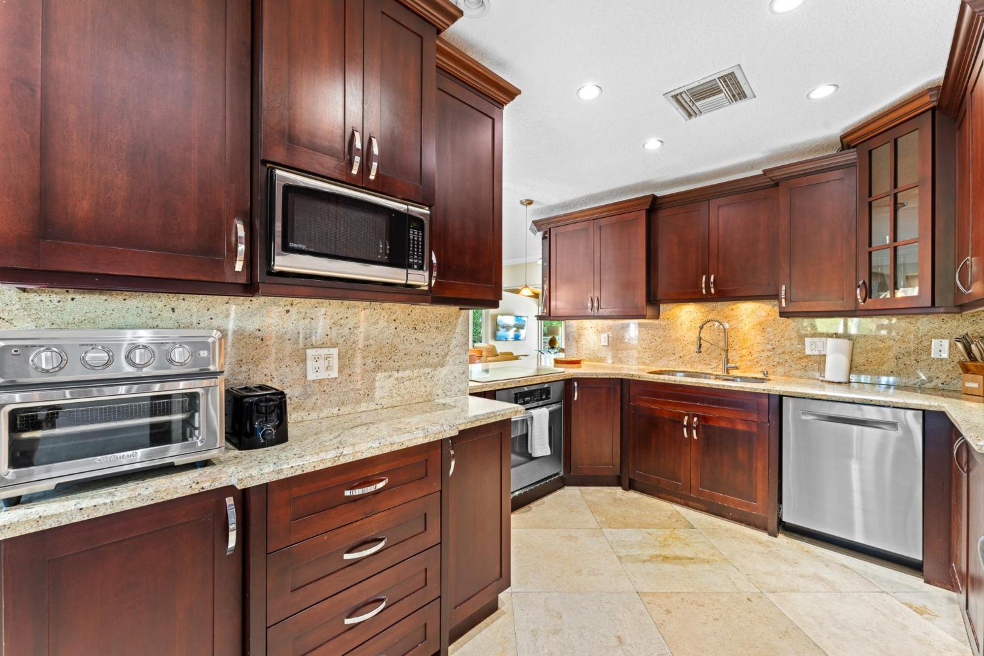 Gorgeous 3br2ba In Lbts- Walk To The Holiday home