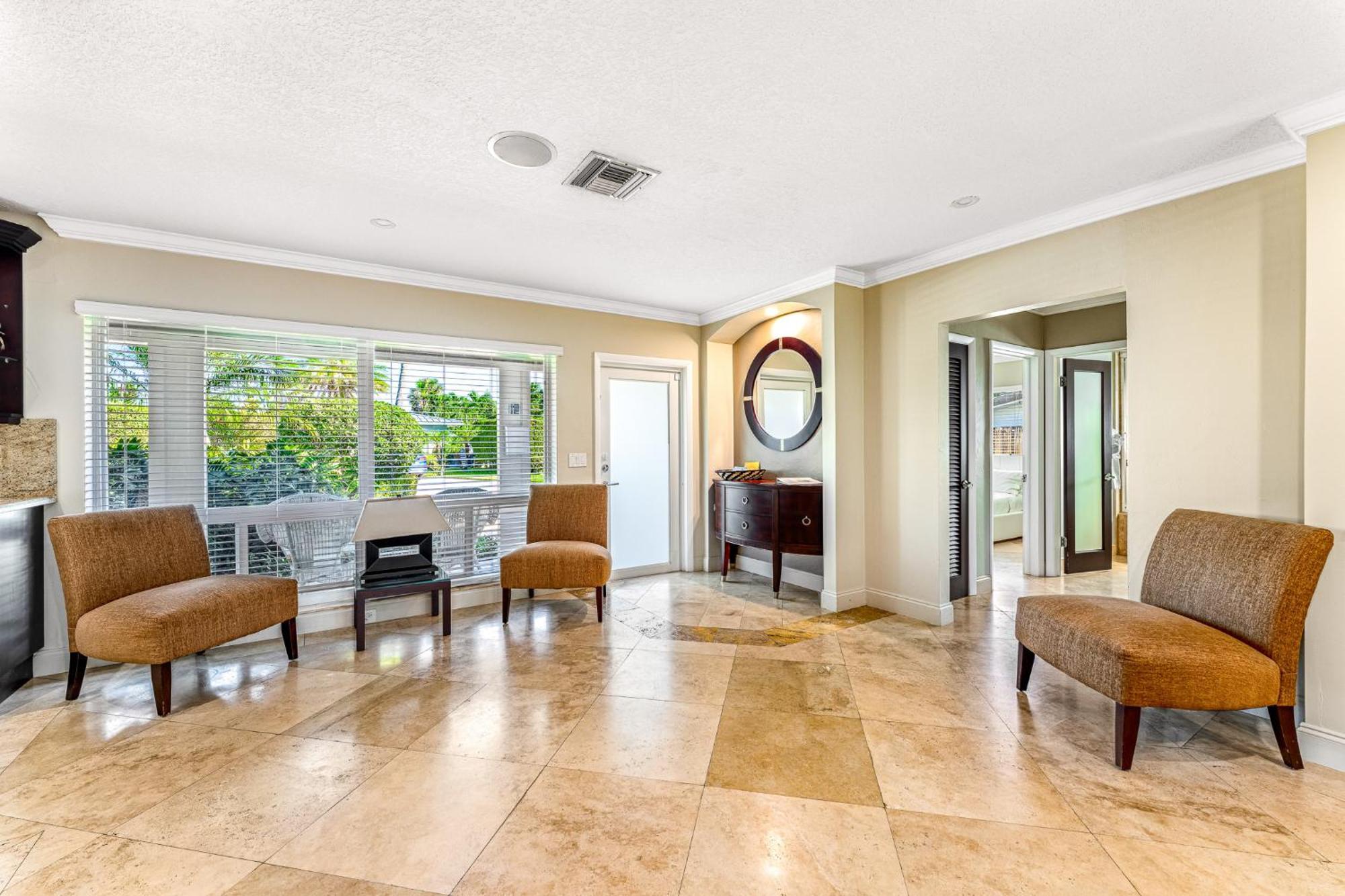 Gorgeous 3br2ba In Lbts- Walk To The