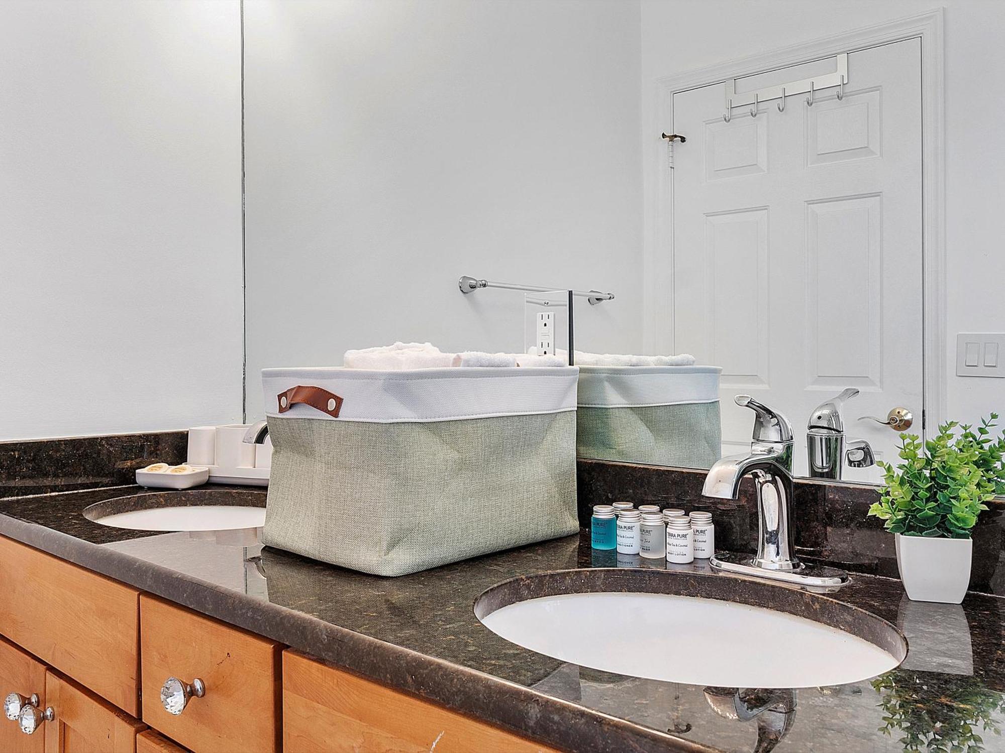 Moroccan Lakefront Retreat- 8 Min To Pnk Stadium