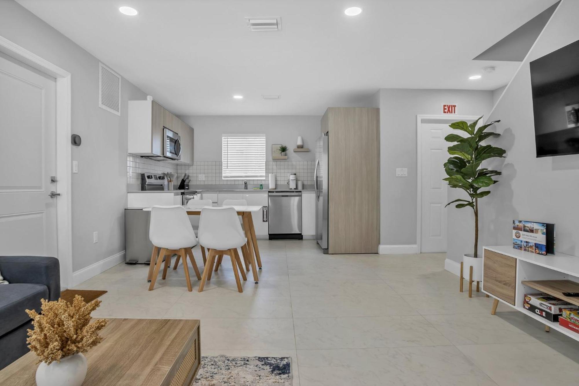 Villa Sistrunk Shades Entire Compound 5 Homes 50 Guests