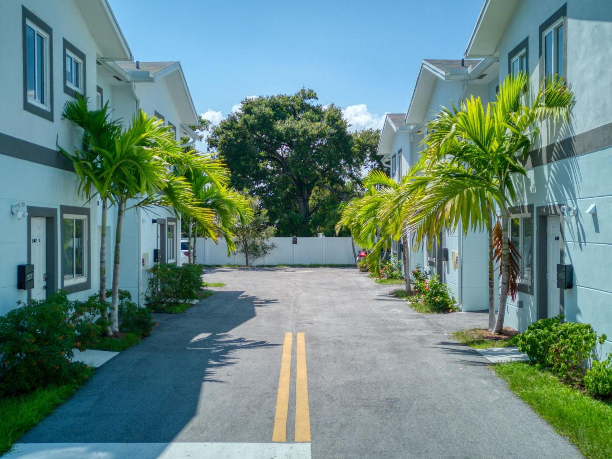 Villa Sistrunk Shades Entire Compound 5 Homes 50 Guests