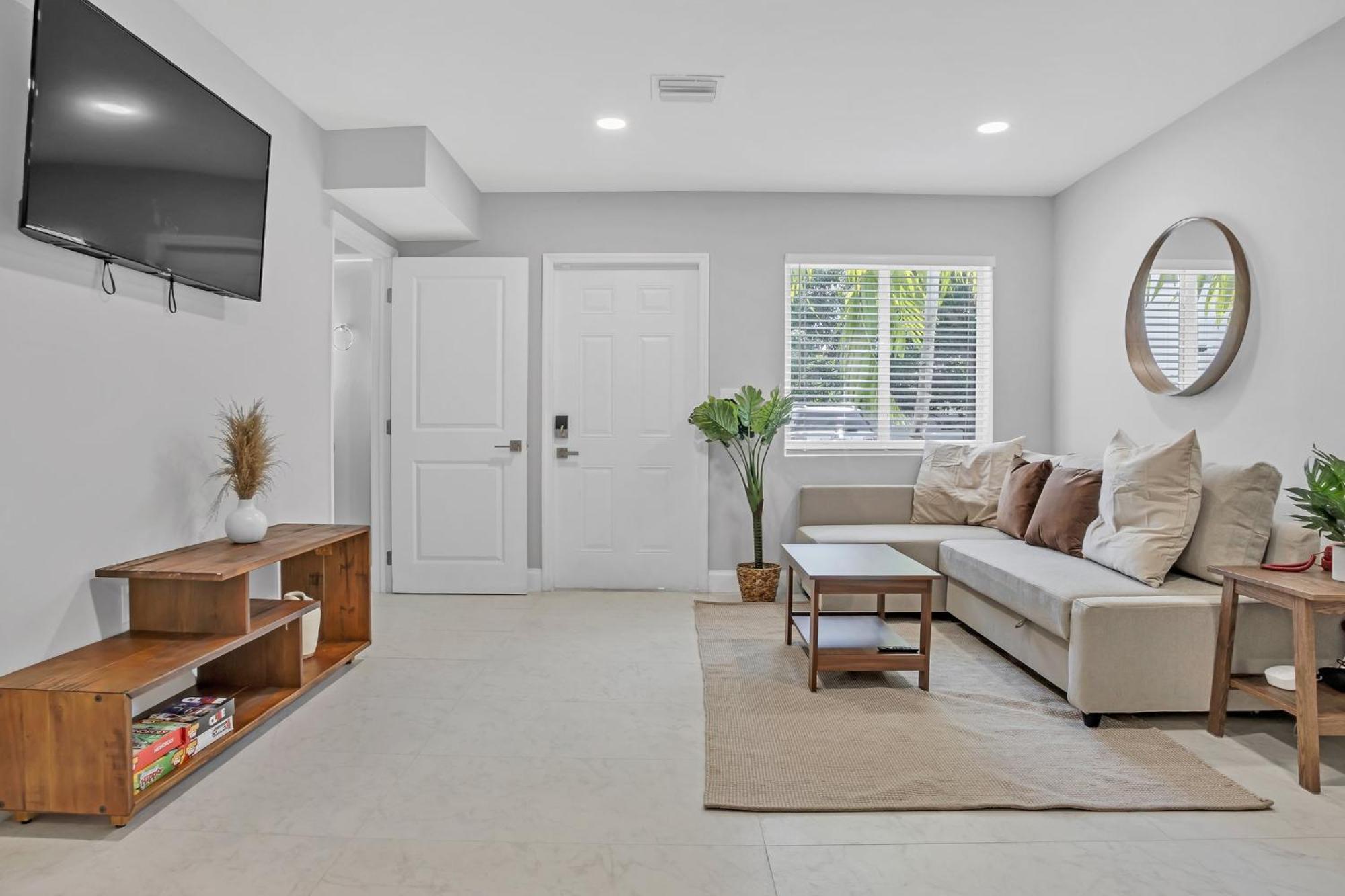Villa Sistrunk Shades Entire Compound 5 Homes 50 Guests