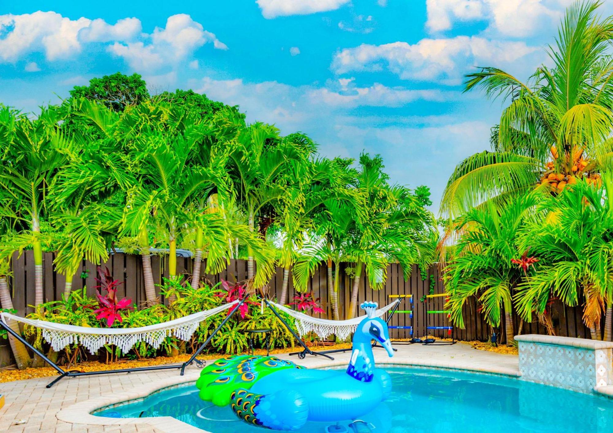 Colorful - Pool - Game - Basketball Court - Bbq & *