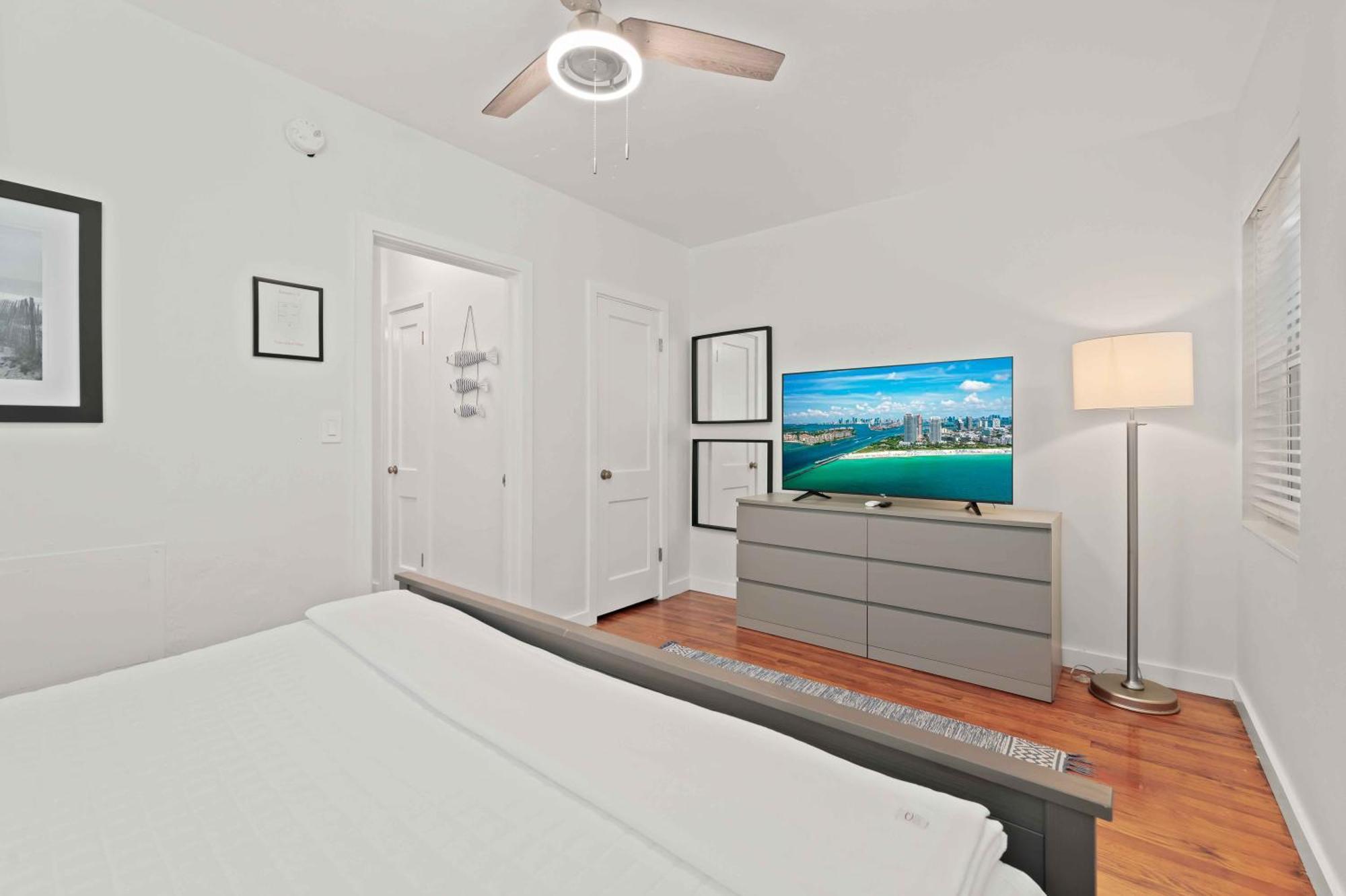 Apartment By The King Bed Lush Patio W Bbq Breakers Key Three H0mes Fort Lauderdale
