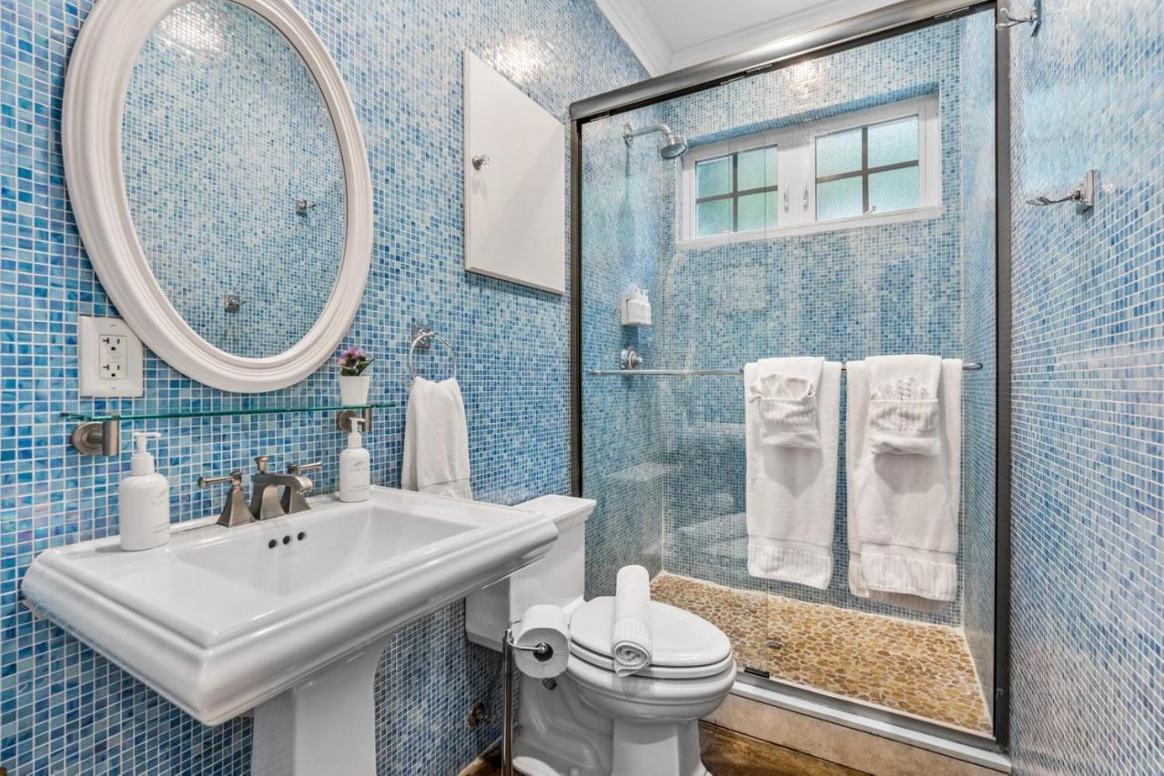 Holiday home The Modern Castle Canal View Access Rooftop Living Greenhouse Vlllas Fort Lauderdale