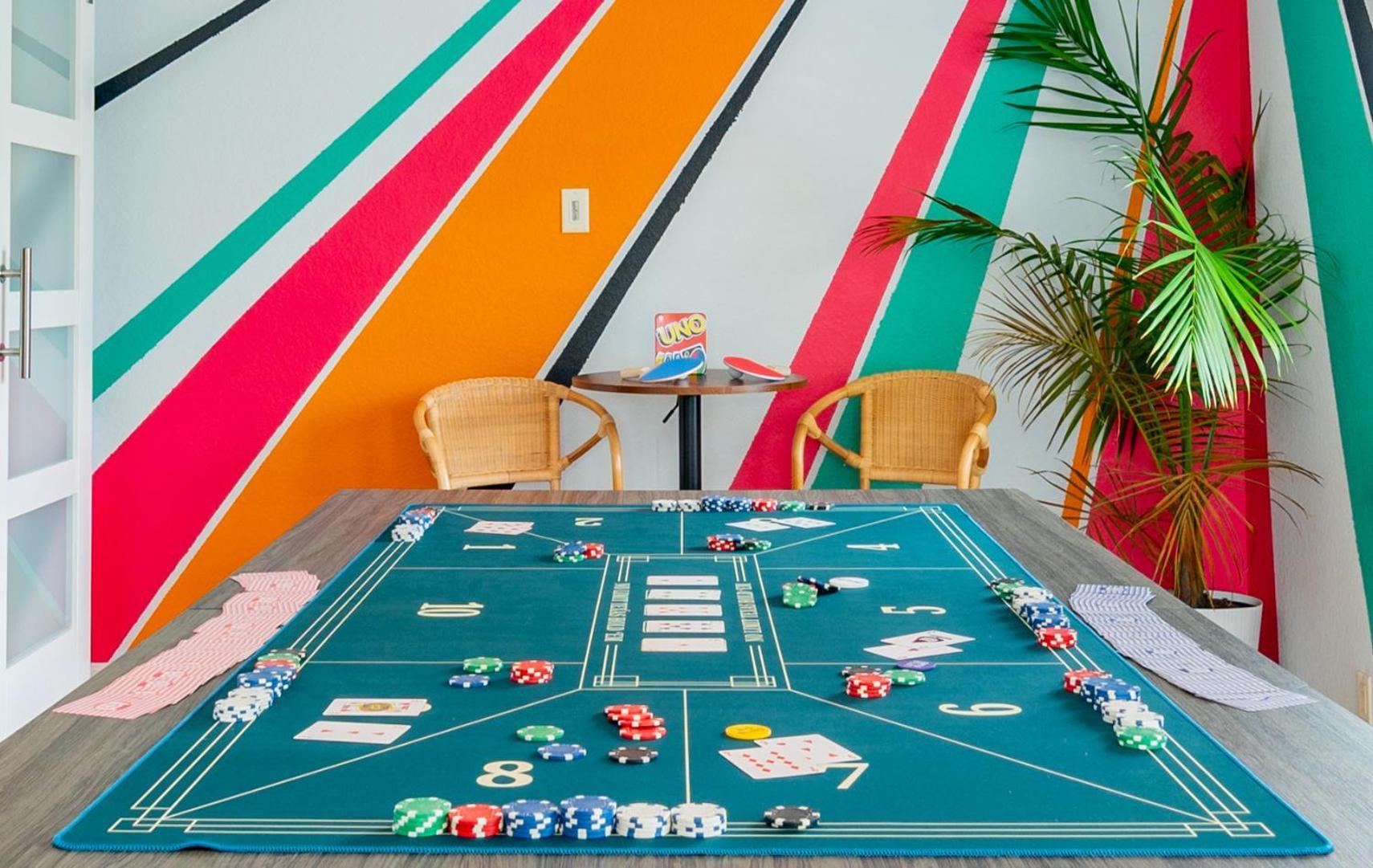 Colorful - Pool - Game - Basketball Court - Bbq & Holiday home *