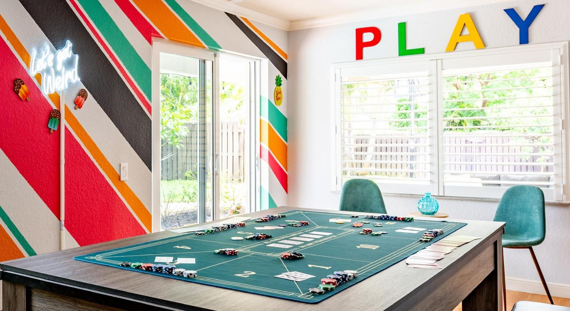 Colorful - Pool - Game - Basketball Court - Bbq & Holiday home *