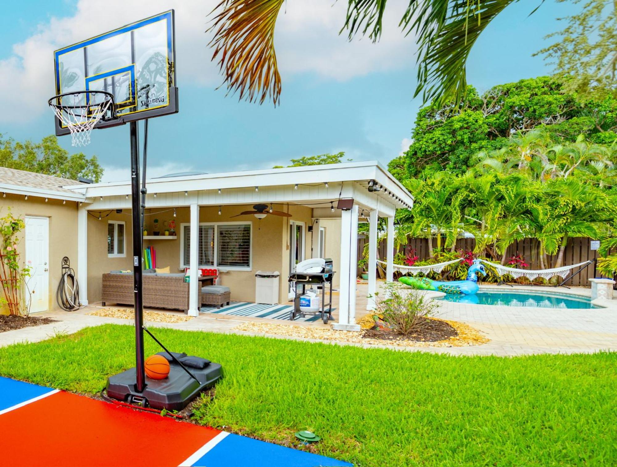 Colorful - Pool - Game - Basketball Court - Bbq & Holiday home *