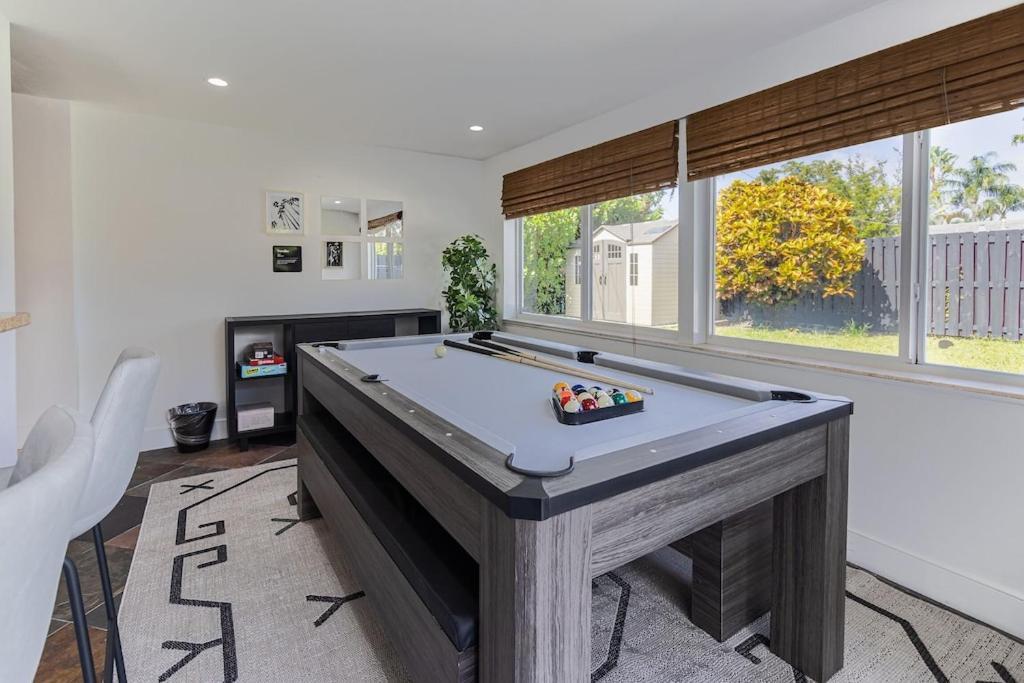 Oakland Oasis, Heated Pool, 2 King Beds, Game Room, 2.5 Miles Holiday home