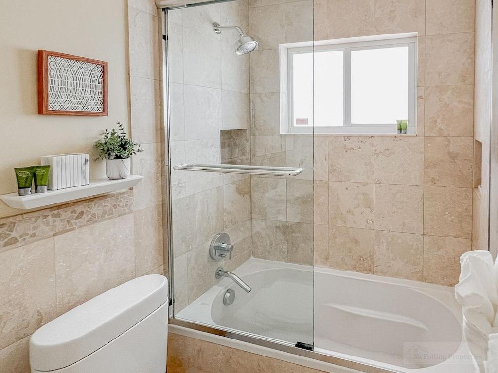 Oakland Oasis, Heated Pool, 2 King Beds, Game Room, 2.5 Miles Holiday home *