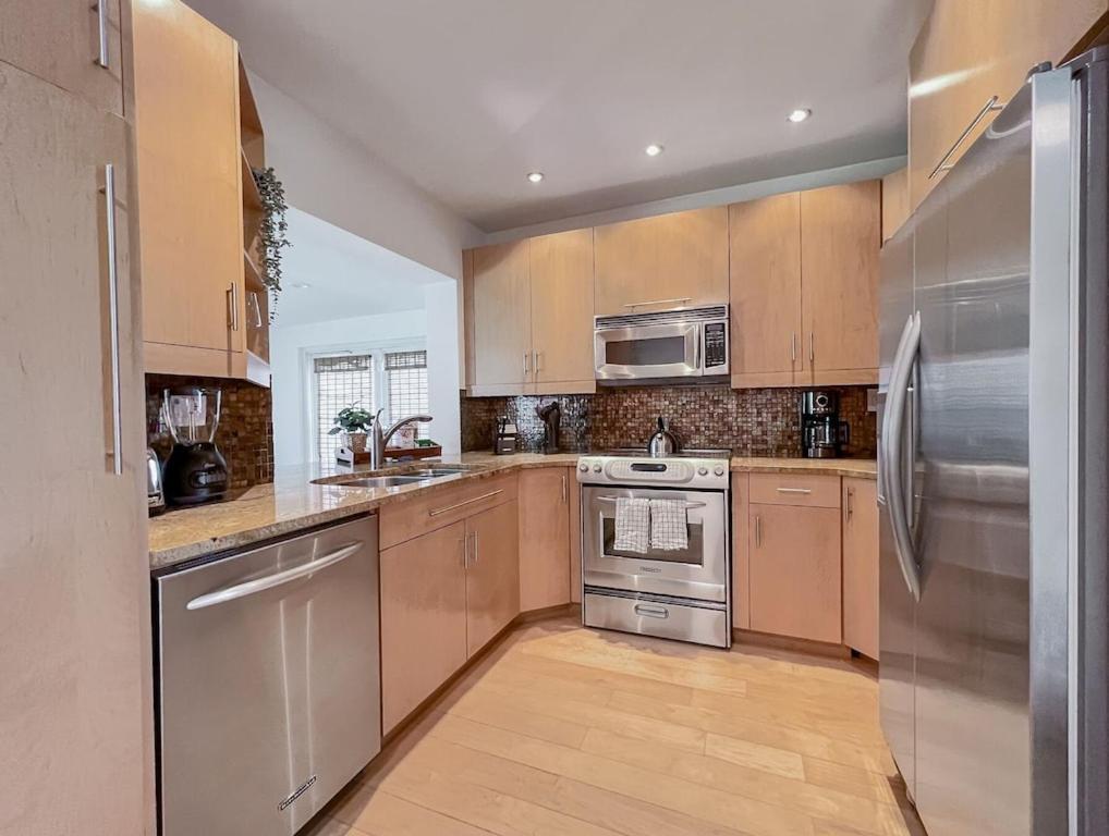 Oakland Oasis, Heated Pool, 2 King Beds, Game Room, 2.5 Miles Holiday home *