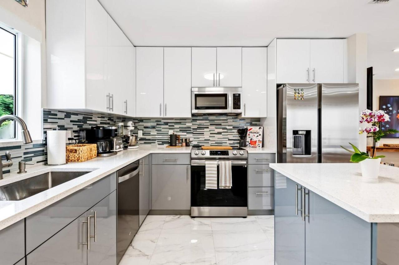 Modern Near Wilton Drive I Pool Table