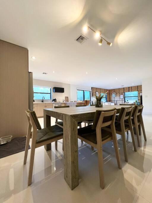 Super Stylish 4 Bedroom Steps From The Fun Villa
