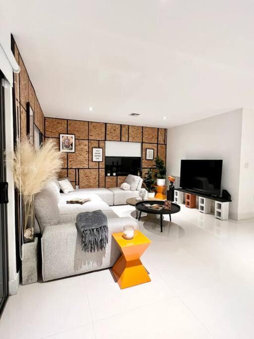Villa Super Stylish 4 Bedroom Steps From The Fun