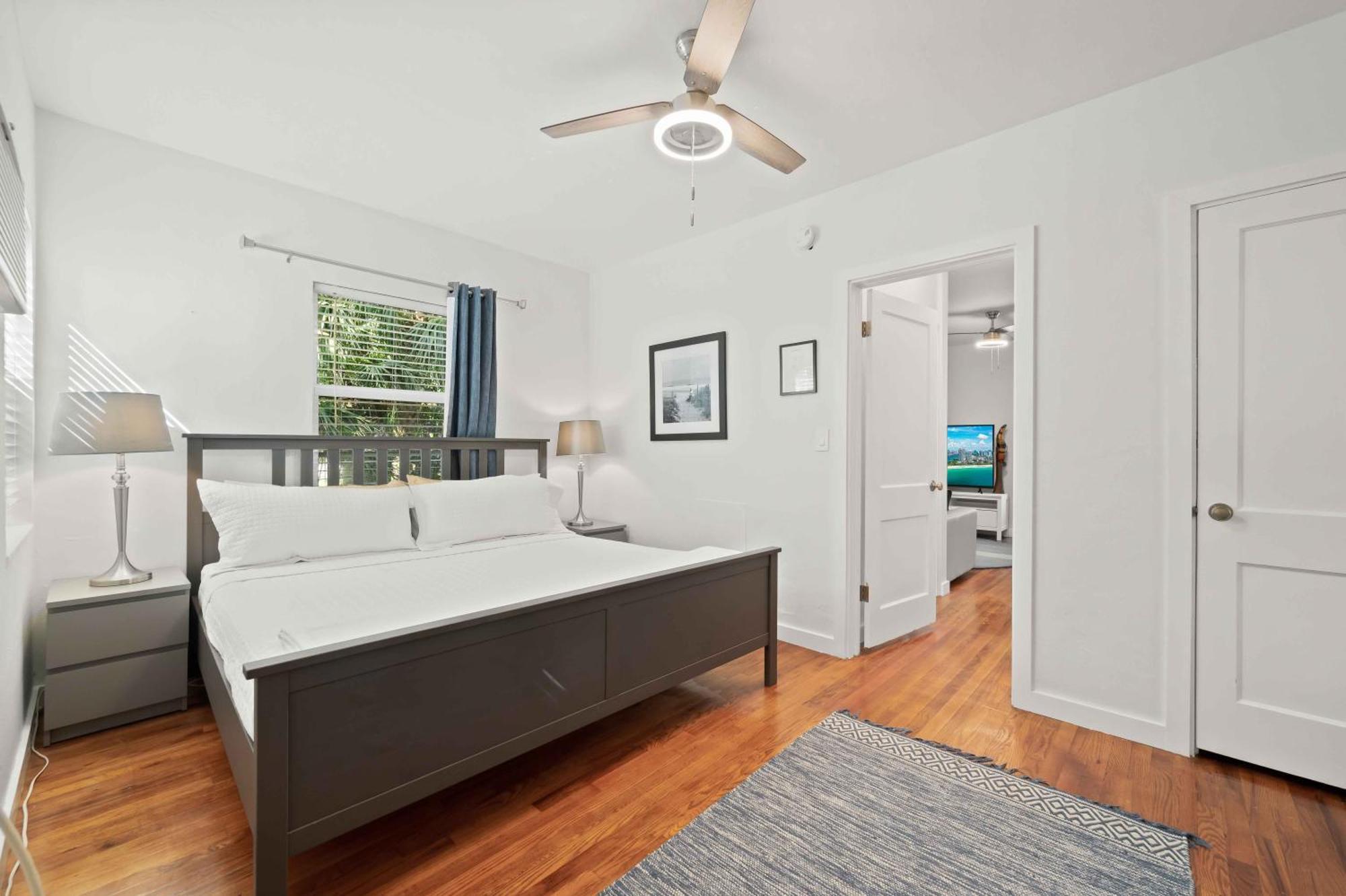 By The King Bed Lush Patio W Bbq Breakers Key Three H0mes Apartment Fort Lauderdale