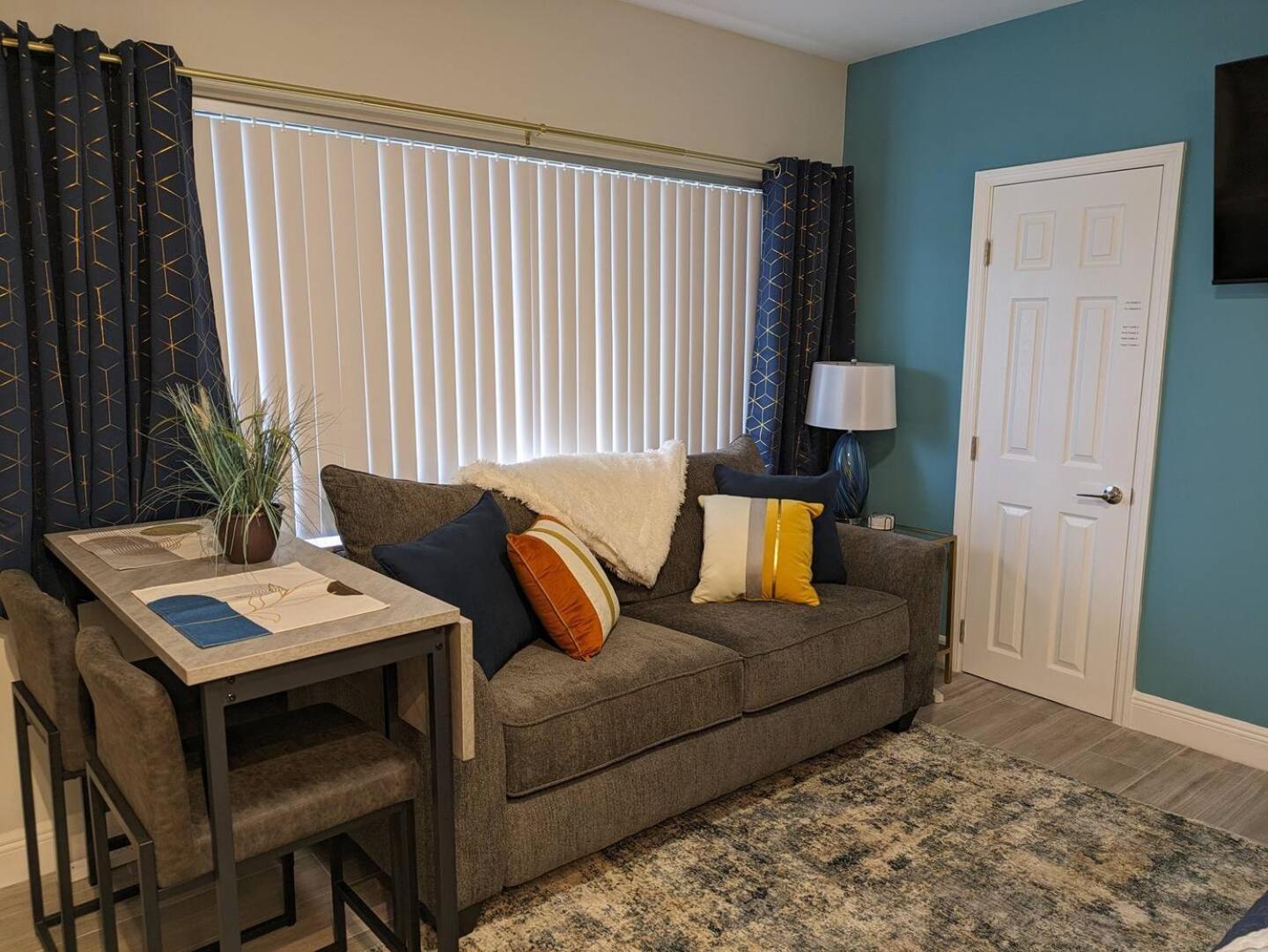 Cozy Fun-size Getaway + Pool&spa 5 Mins To