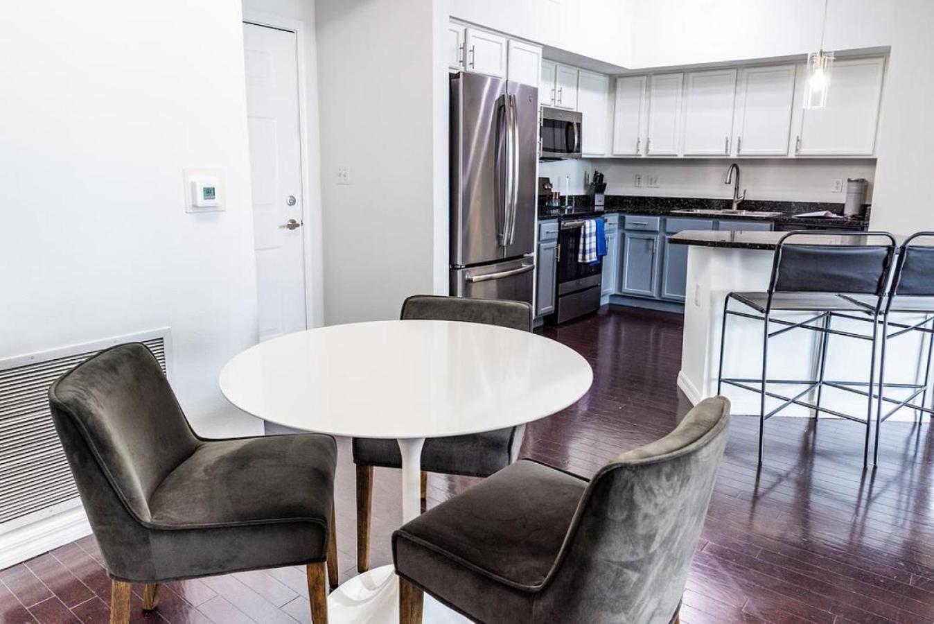 Apartment Landing Modern With Amazing Amenities *