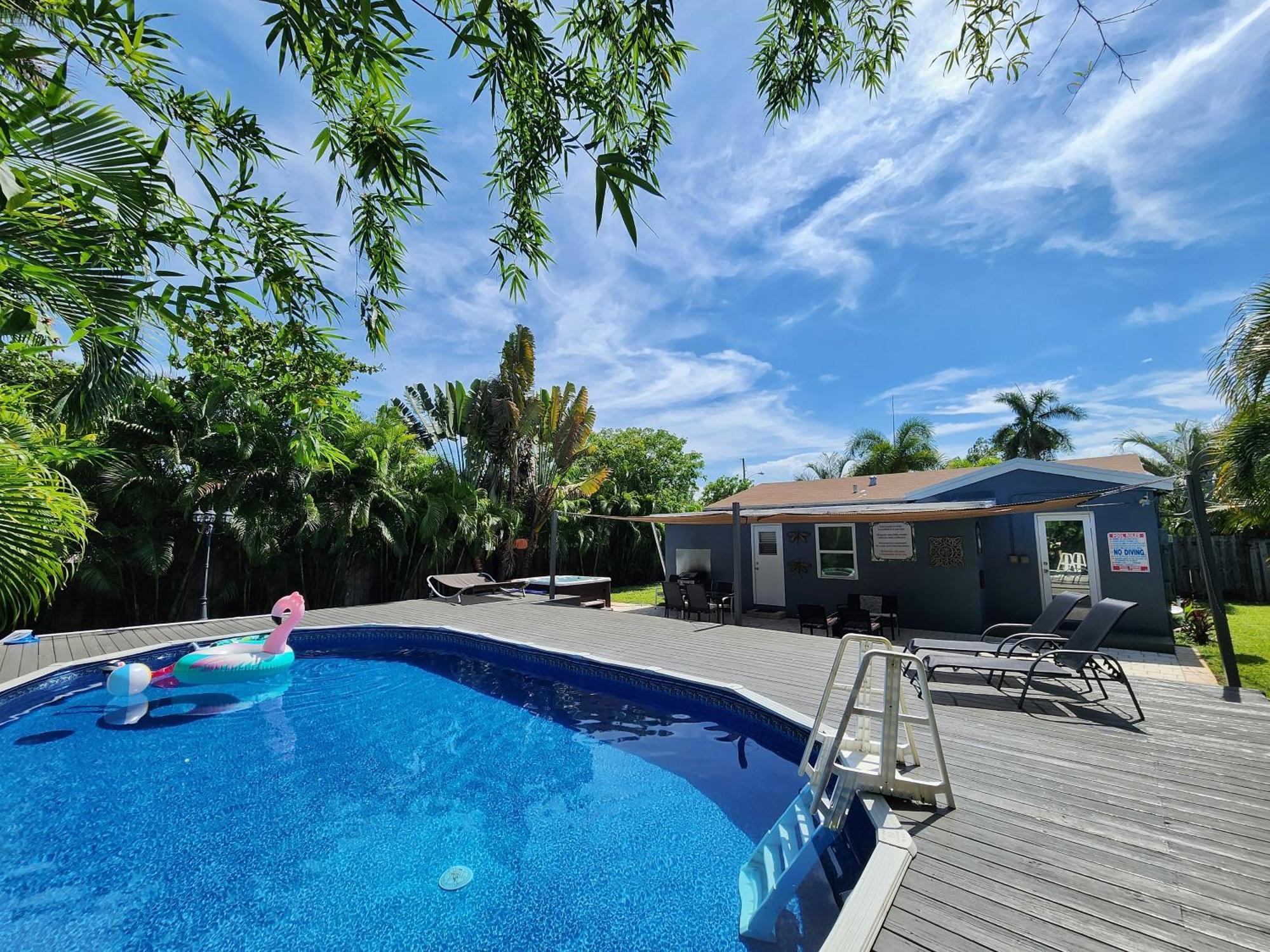 Center Proximity With Heated Pool Holiday home *