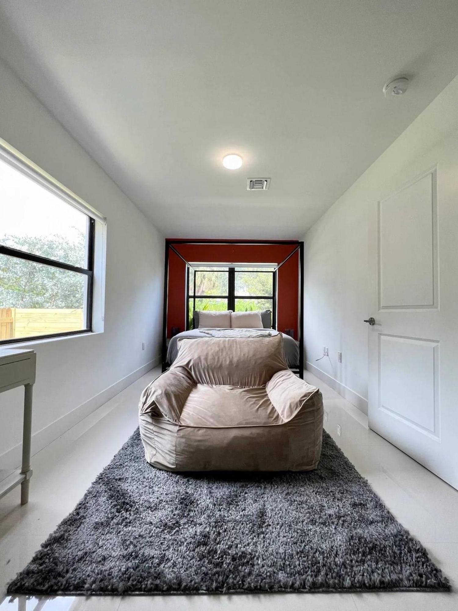 Super Stylish 4 Bedroom Steps From The Fun Villa *