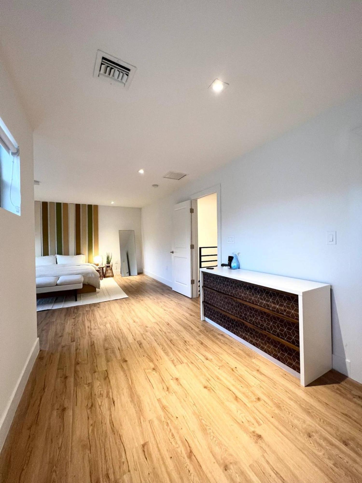Super Stylish 4 Bedroom Steps From The Fun * Fort Lauderdale