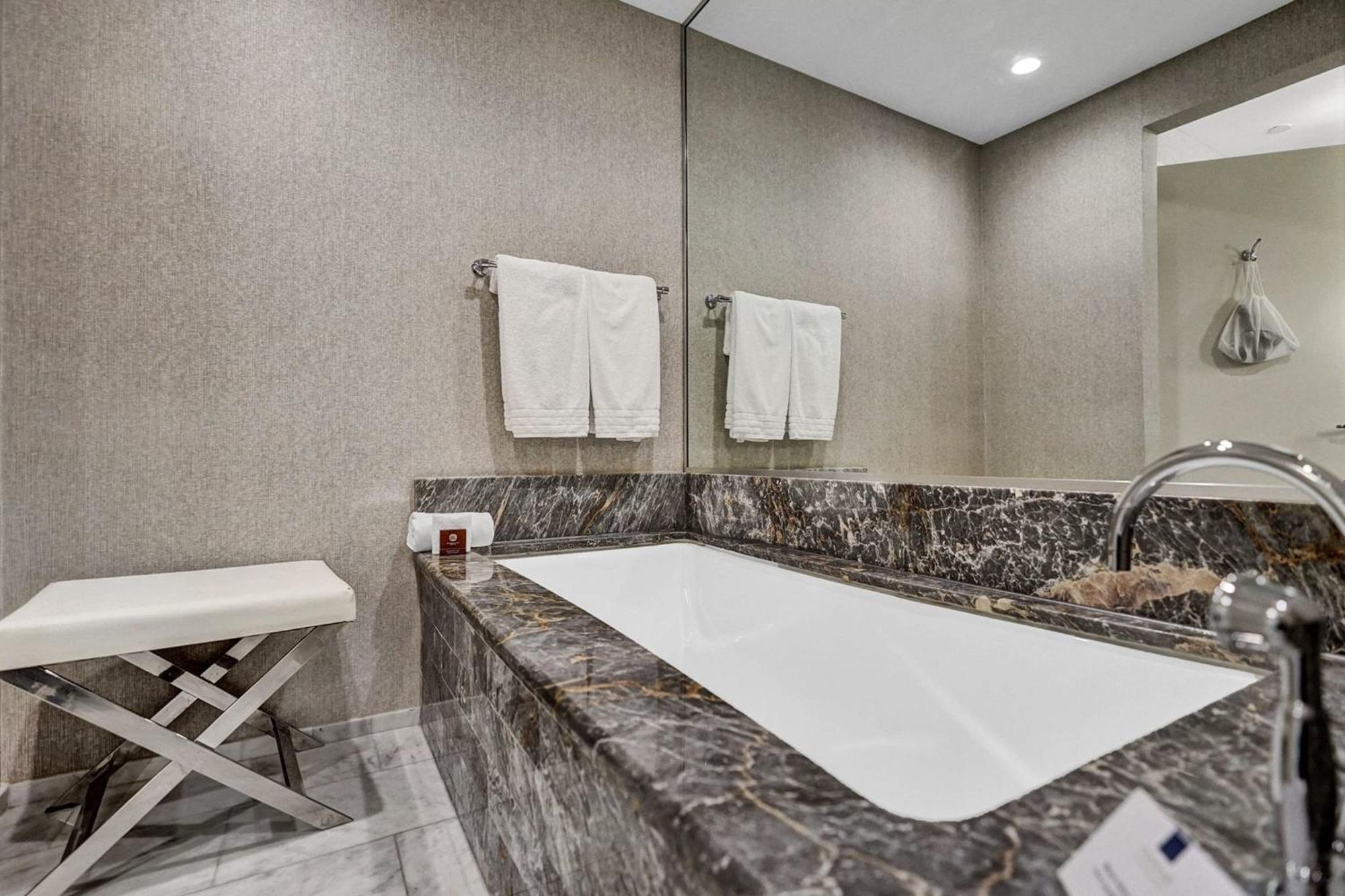 Apartment Chic Beachfront Bliss - Your Perfect 1 Bedroom Retreat!