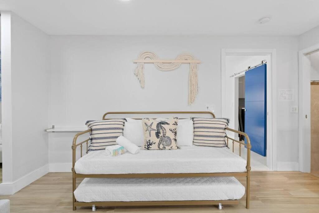 Luxury Kitchen Heated Pool Pool Table Bikes * Fort Lauderdale