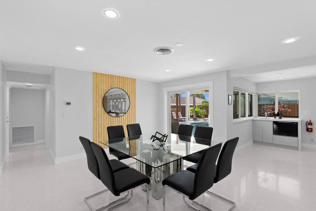 Luxury Kitchen Heated Pool Pool Table Bikes * Fort Lauderdale