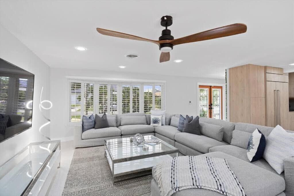 Luxury Kitchen Heated Pool Pool Table Bikes * Fort Lauderdale