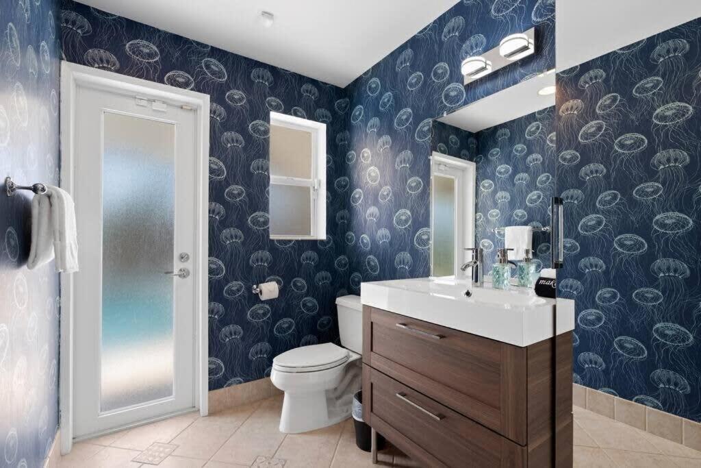 Luxury Kitchen Heated Pool Pool Table Bikes Fort Lauderdale