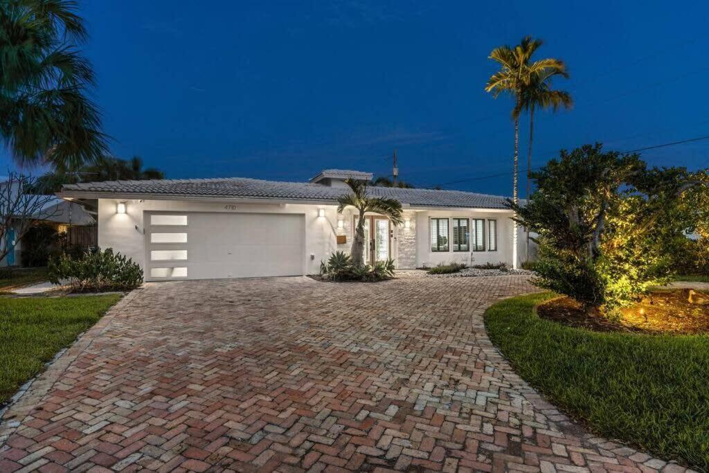 Luxury Kitchen Heated Pool Pool Table Bikes * Fort Lauderdale