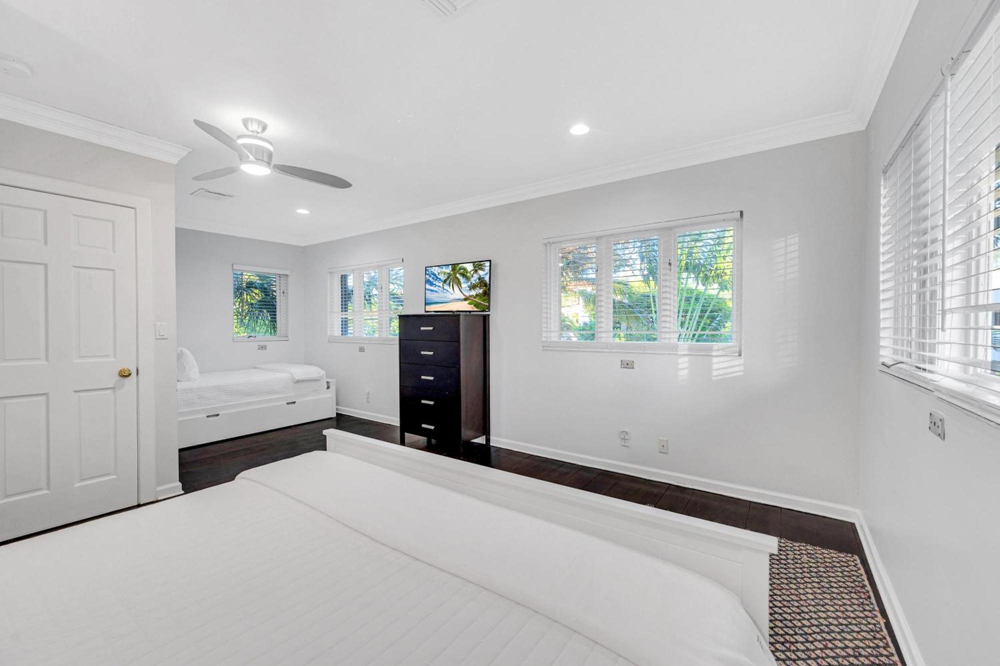 Private Neighborhood Heated Pool Lush Surroundings Harbor Key Resldences *