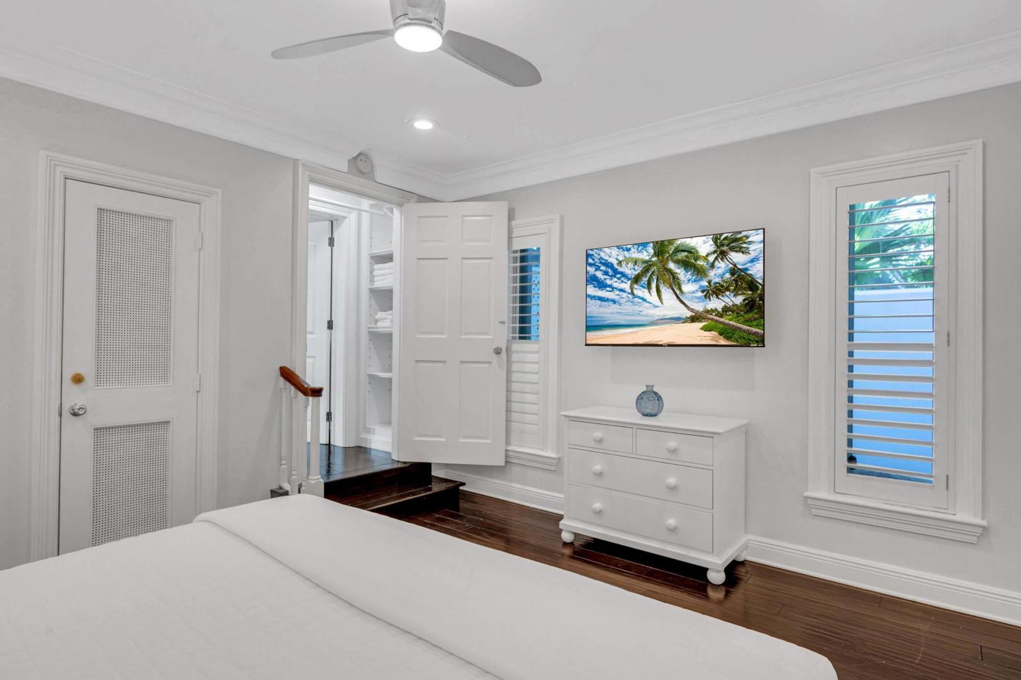 Private Neighborhood Heated Pool Lush Surroundings Harbor Key Resldences Holiday home *