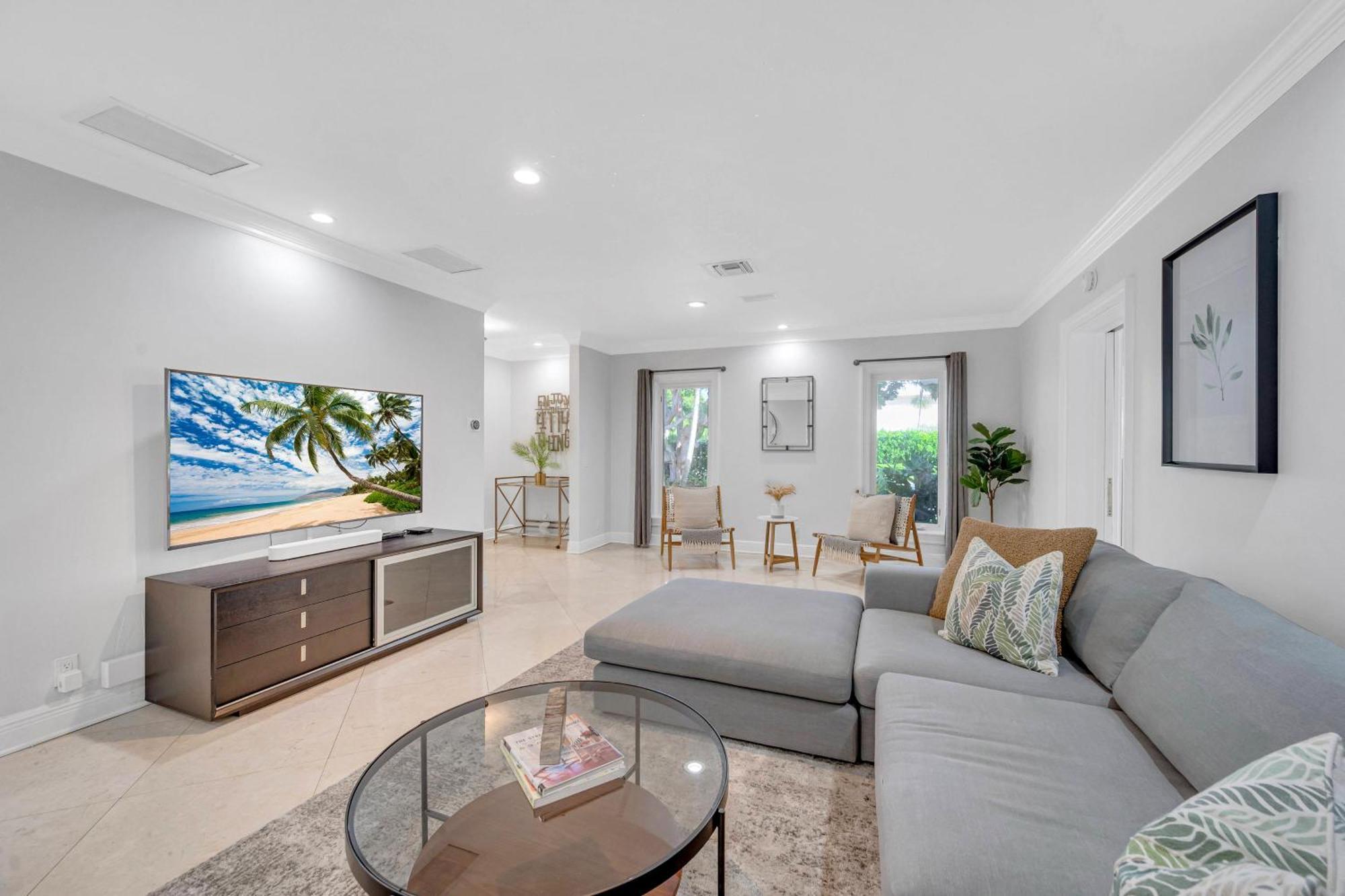 Private Neighborhood Heated Pool Lush Surroundings Harbor Key Resldences