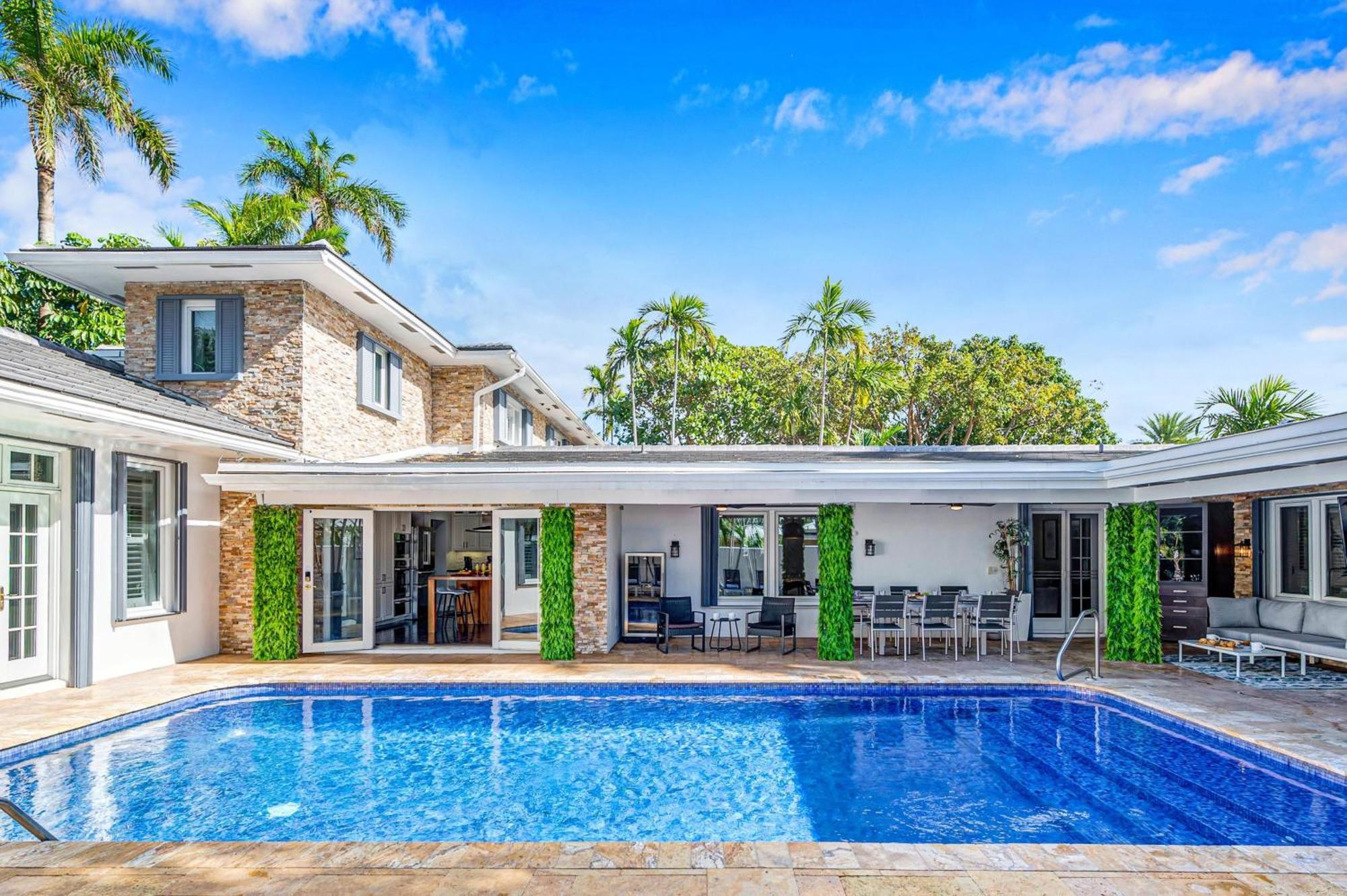 Private Neighborhood Heated Pool Lush Surroundings Harbor Key Resldences Holiday home Fort Lauderdale